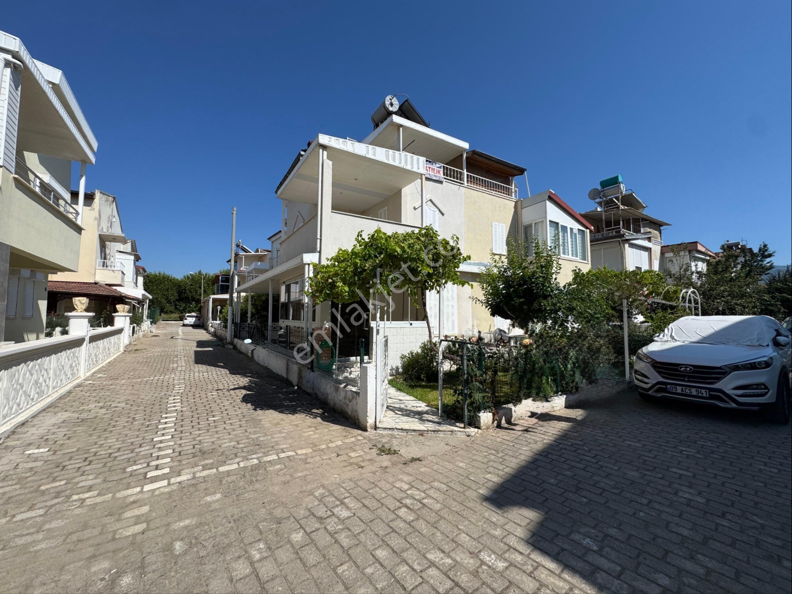 Kuşadası Davutlar’da Köşe Konum Plaja 750 Mt Satılık 3+1 Yazlık