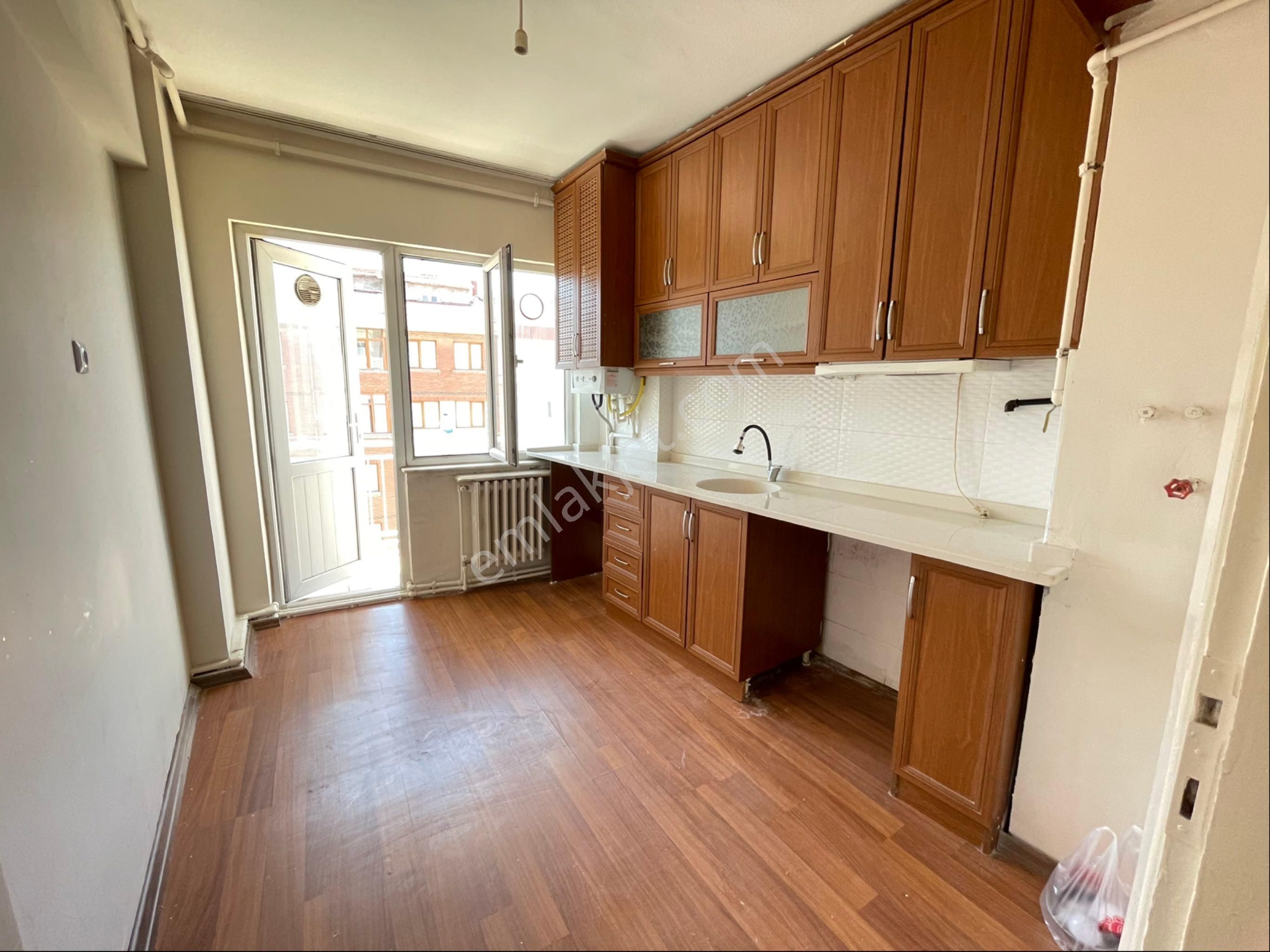Mamure’de Cadde Üstü Ara Kat Bakımlı Ferah 3+1