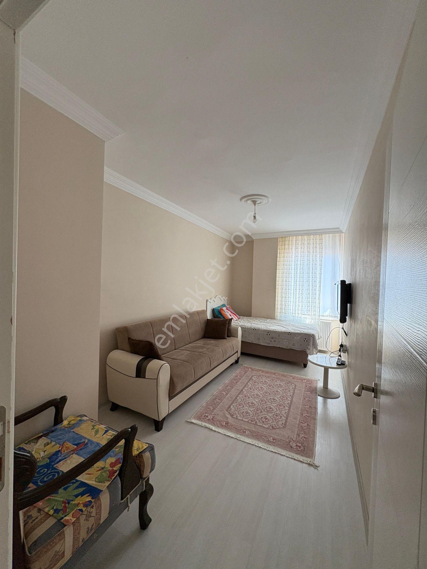 Uğurman Emlak'tan Hastanenin Hemen Yanında Kiralık 1+1 Eşyalı Daire