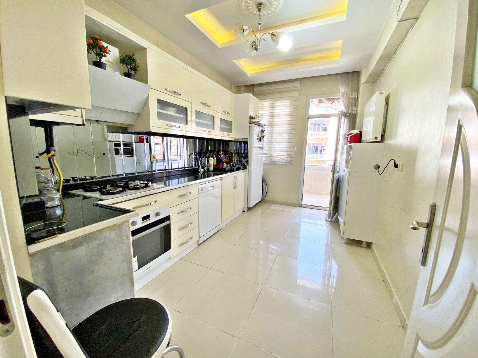Karacaahmet'te Cadde Yakını Çift Balkon Ve Banyolu Arakat Bakımlı 3+1 Daire