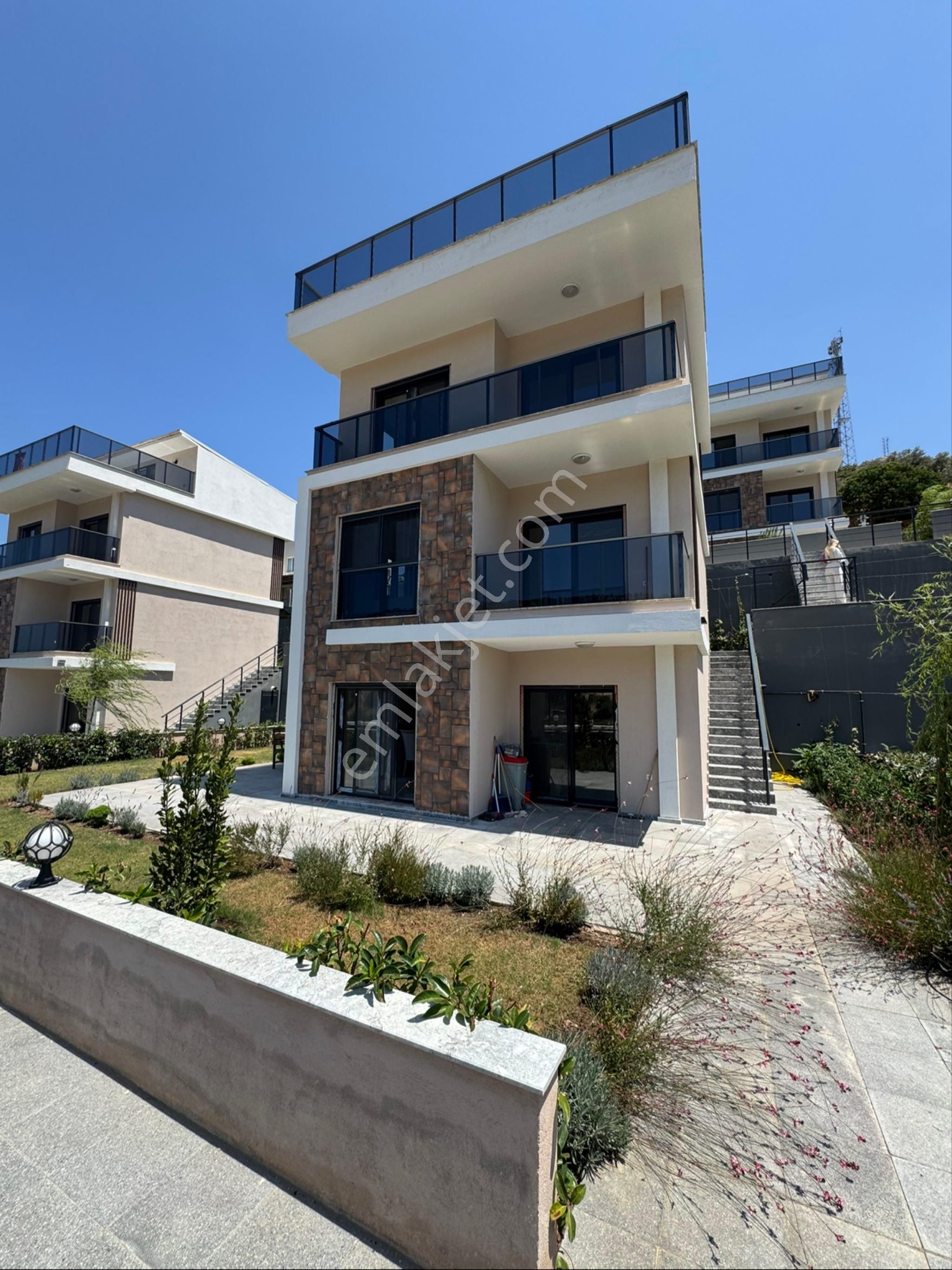 Yenifoça'da 6+1 Doğa Ve Deniz Manzaralı,havuzlu Kiralık Villa