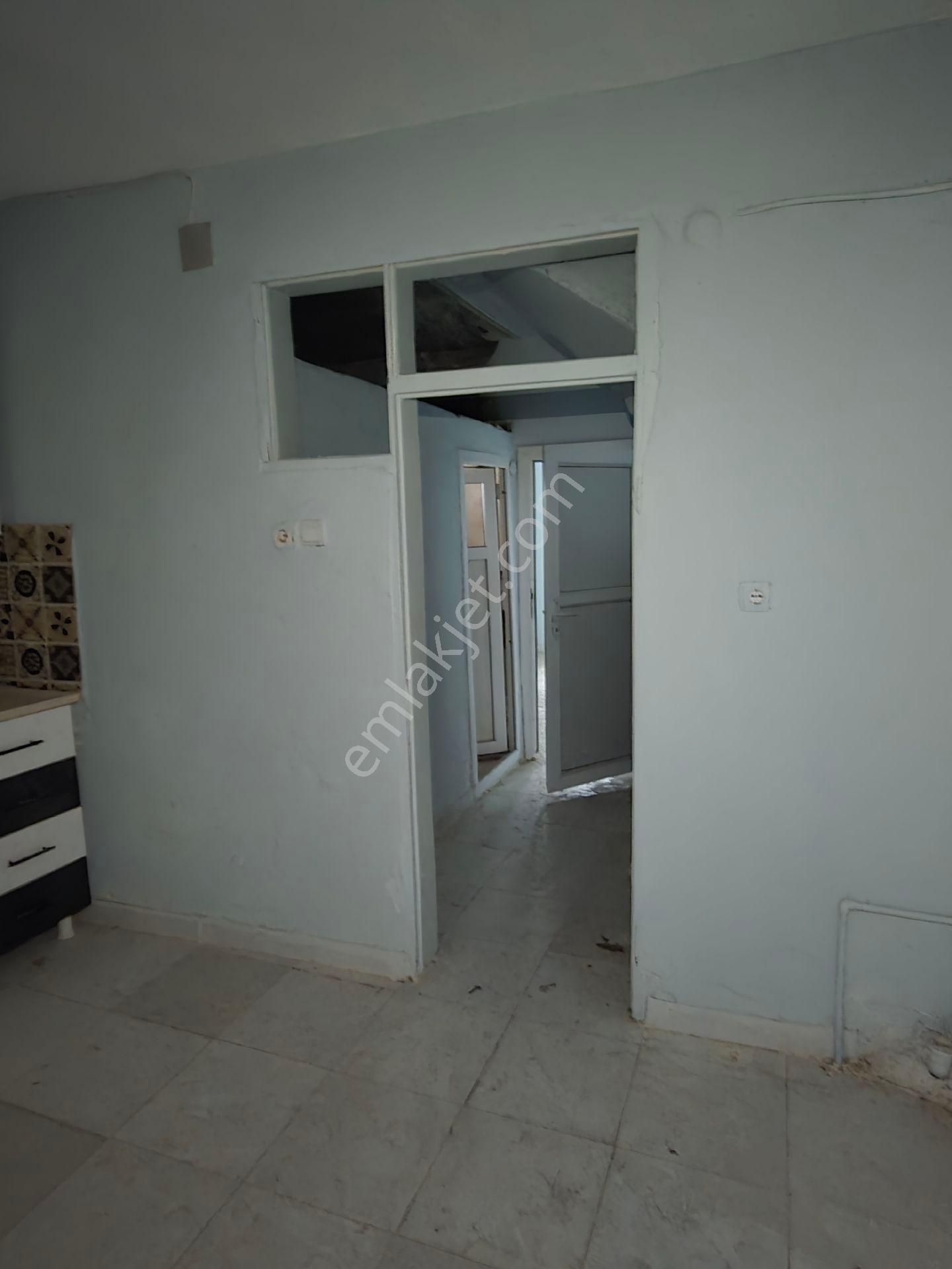 Seyhan Yenibey'de 3 Katlı Kelepir Fiyata Satılık Ev Her Kat 1+1 En Üst Kat 1+0 - Görsel 2