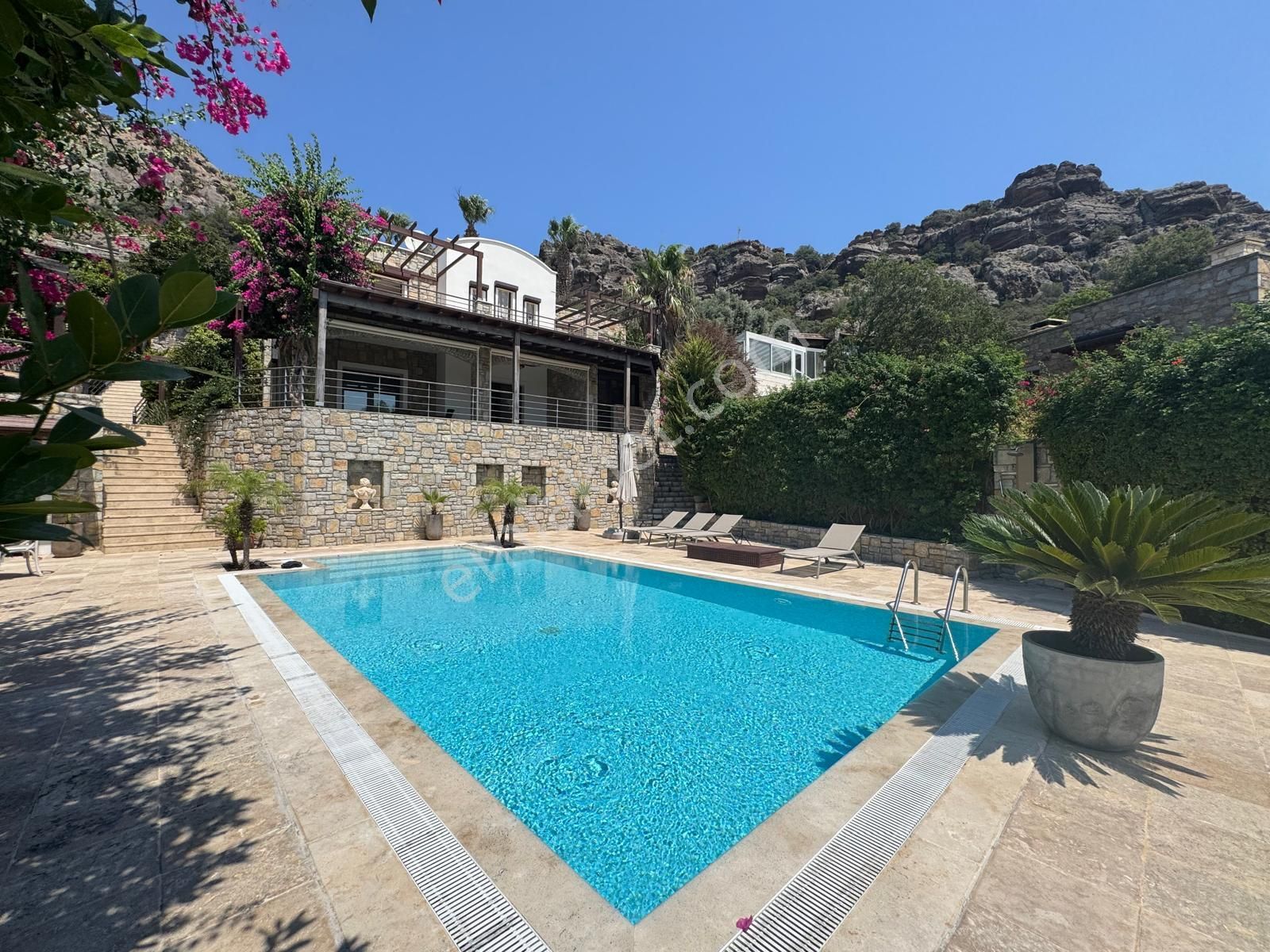 Türkbükü De Deniz Manzaralı Site İçerisinde Satılık Villa