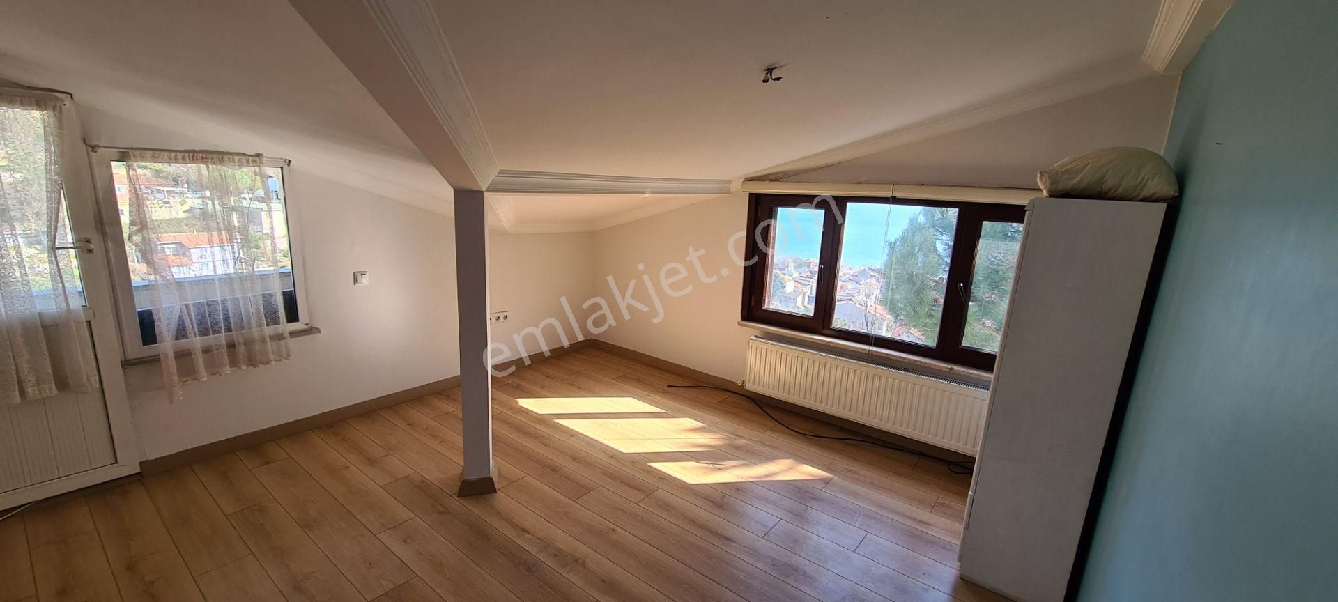 Sarıyer Büyükdere'de 2+1 Deniz Manzaralı Masrafsız Çatı Katı