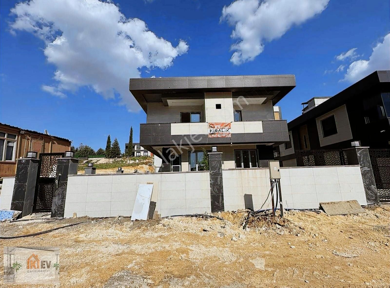 İkiev'den Şehirgöstren'de Cadde Üst 350 M2 Ticari Kiralık Villa