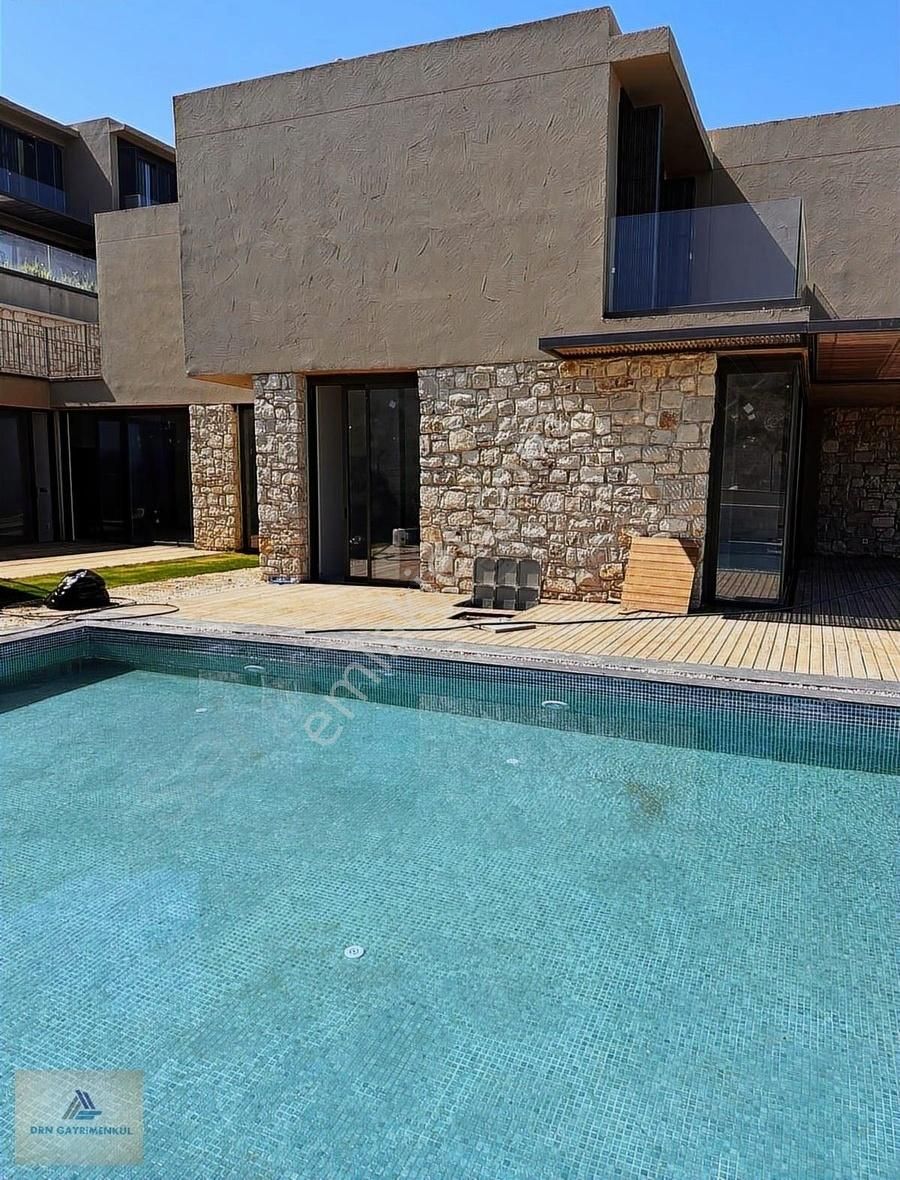Çeşme'de Invıctus Sunset Sitesinde Sıfır Satılık 5+1 Villa