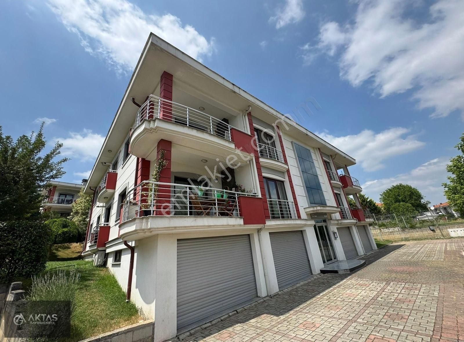 Aktaş Gayrimenkulden Serdivan'ın Gözde Sitesi Satılık 3+1 Daire