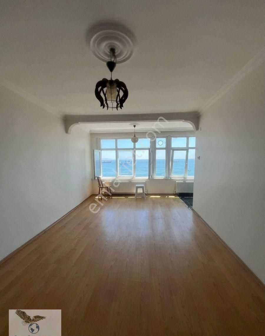 Cadde Üzerinde Deniz Manzaralı 2+1 Kiralık Daire