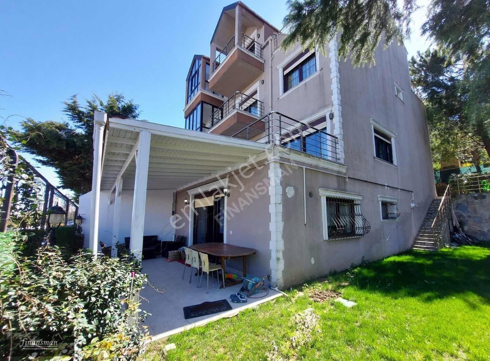 Finansmandan..havuzlu..güvenlikli Sitede..geniş Bahçeli Villa