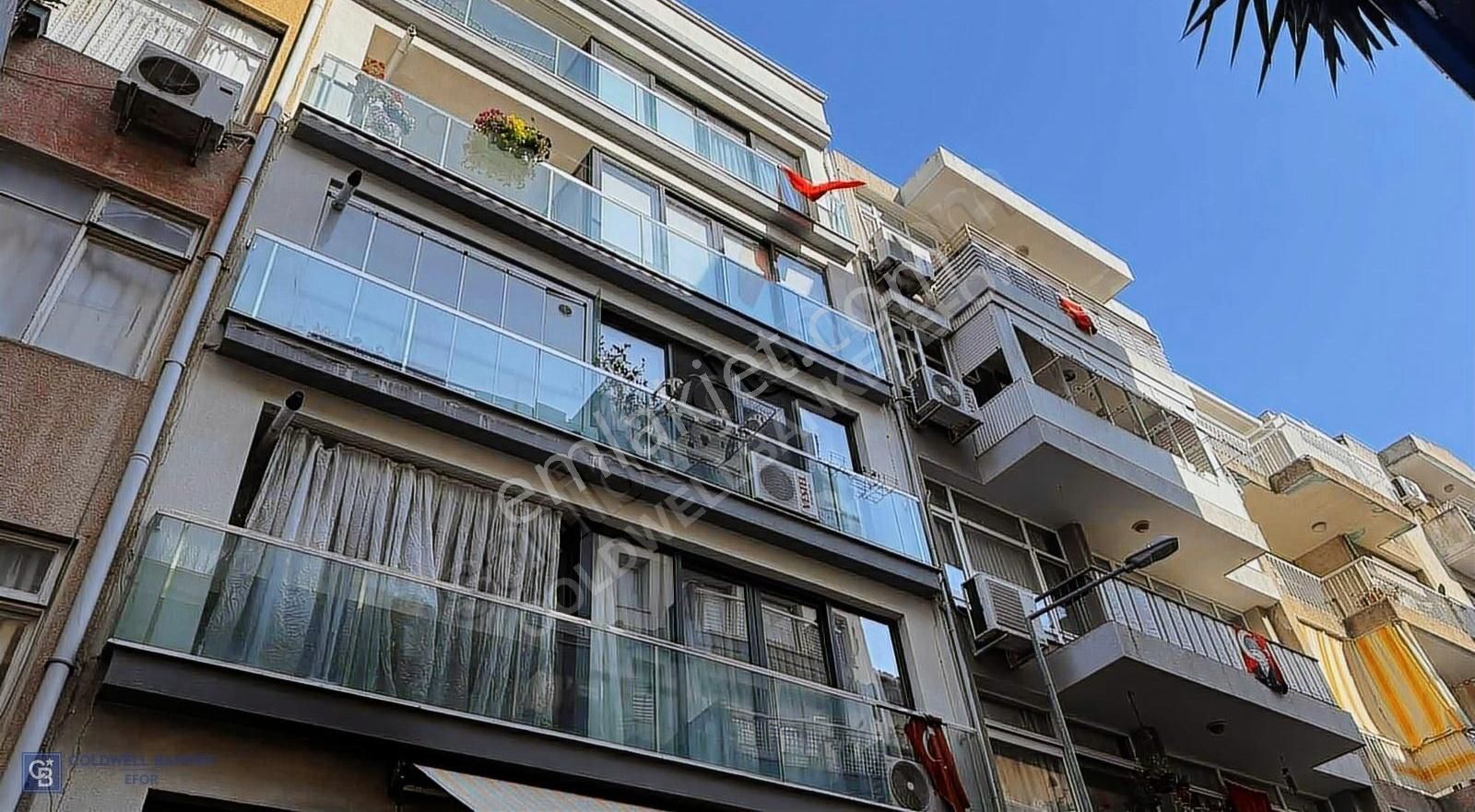 Karşıyaka Merkezde Eşyalı Yeni Bina Kiralık 3+1 Daire