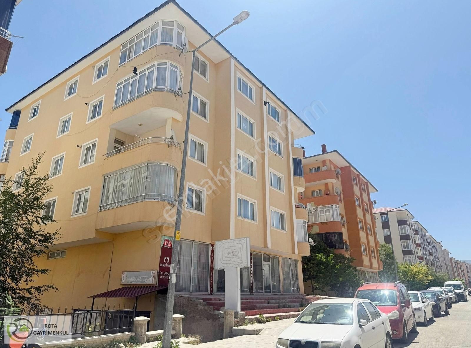 Rota Gayrimenkul'den Dadaşkent'de Cadde Üzeri 3+1 Satılık