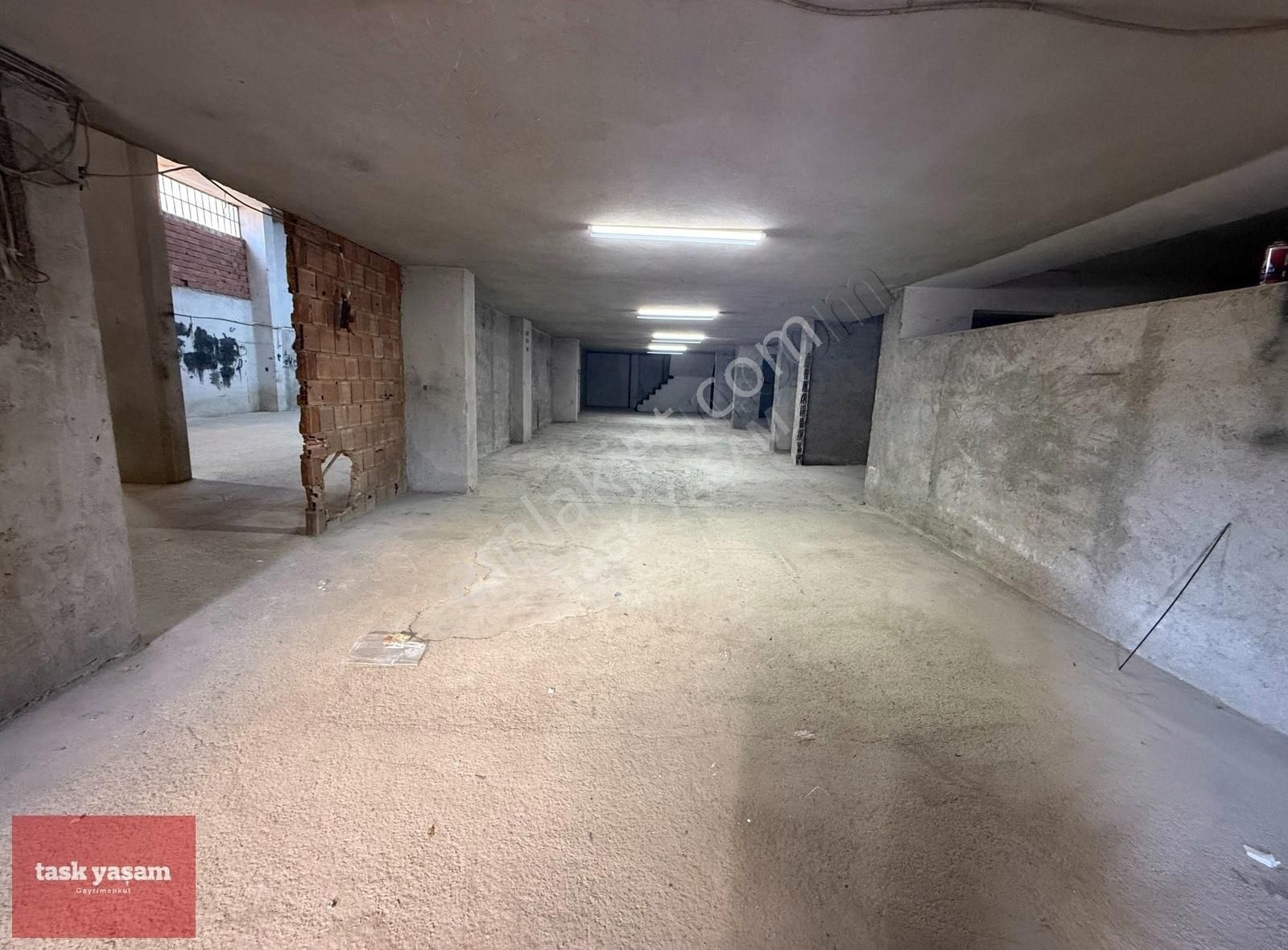 Tuzla 700 M2 Sanayi Elektrikli Ofisli Kiralık İmalathane (depo)