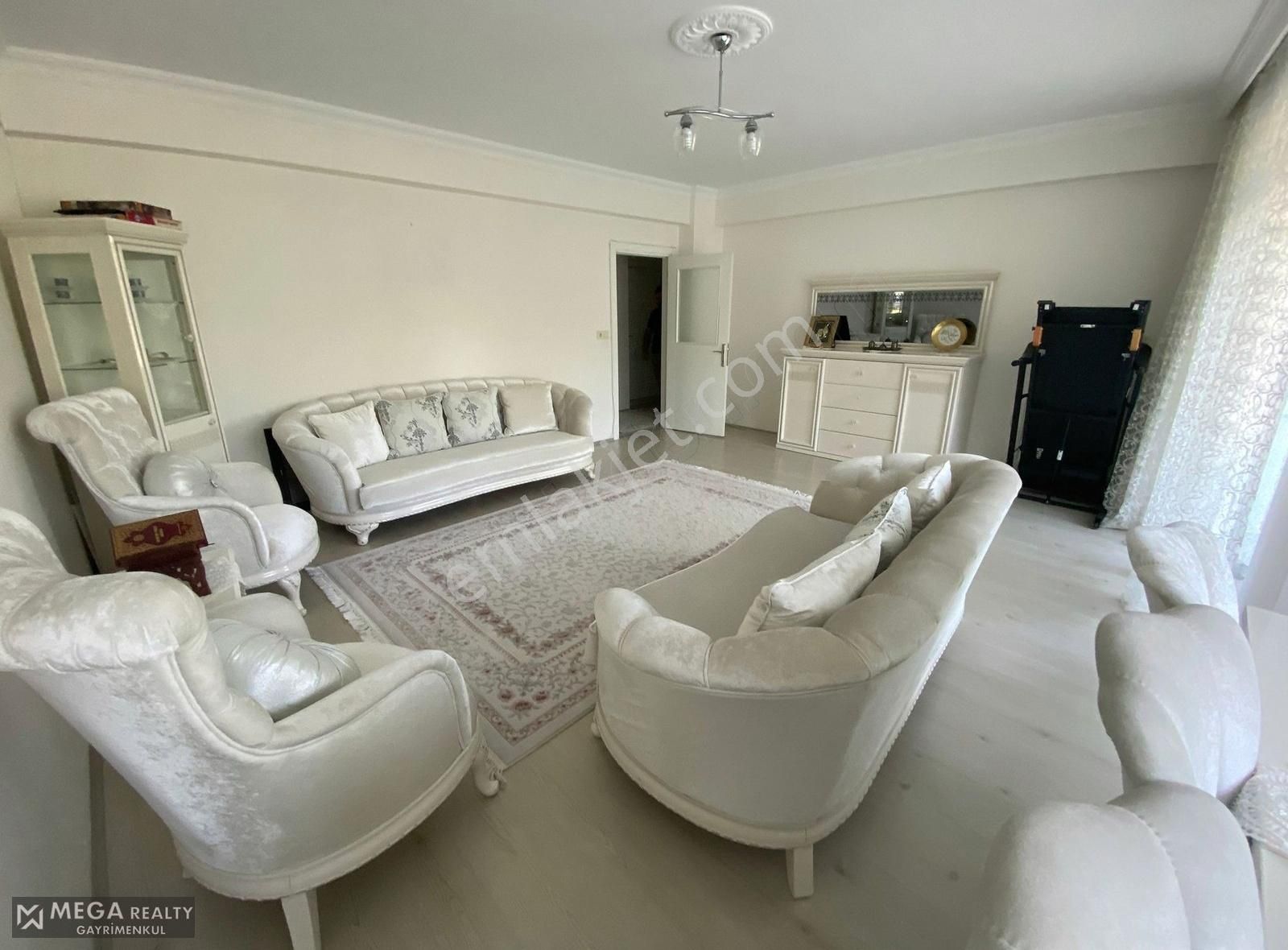 Mega Realty'den Gökmeydan Mah. Papatya Sok. 200 M2 4+1 Daire!!