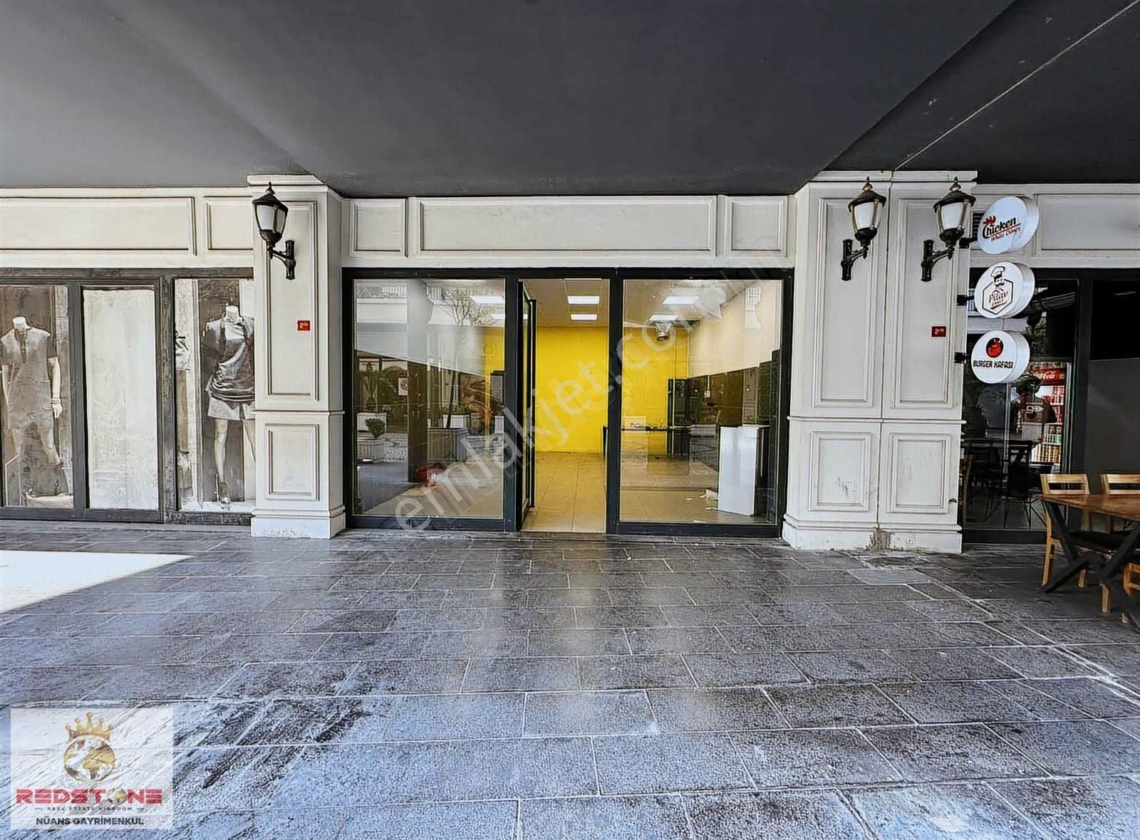 Meydan Halkalı Sitesi 110 M2 Düz Ayak Kullanışlı Kiralık Dükkan
