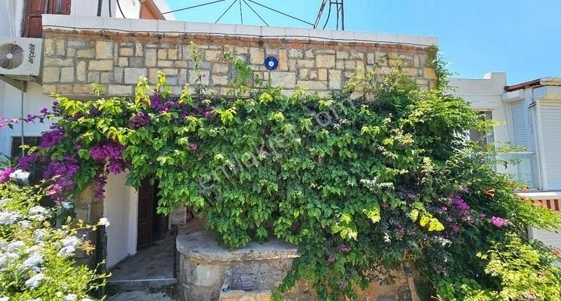 Bodrum Gümüşlük'te Satılık Özel Plajlı Sitede Deniz Manzaralı