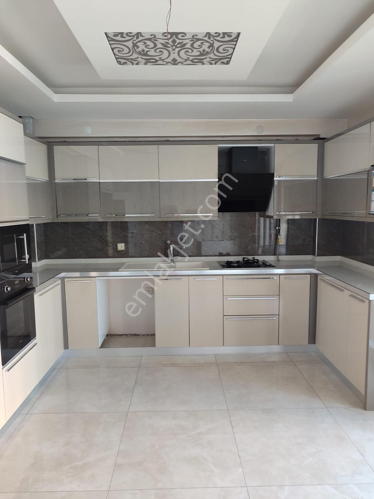 Fabrika Mahallesi'nde Ultra Lüks Havuzlu Satılık 3+1 Daire