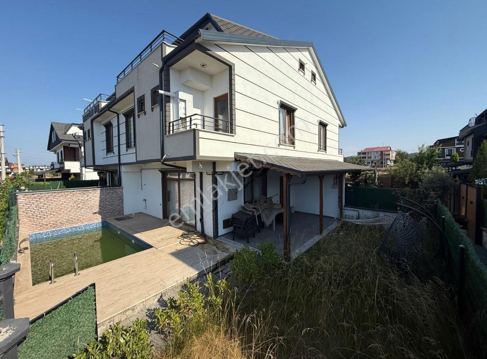 Full Eşyalı ,havuzlu ,geniş Bahçeli 4+1 Tripleks Villa