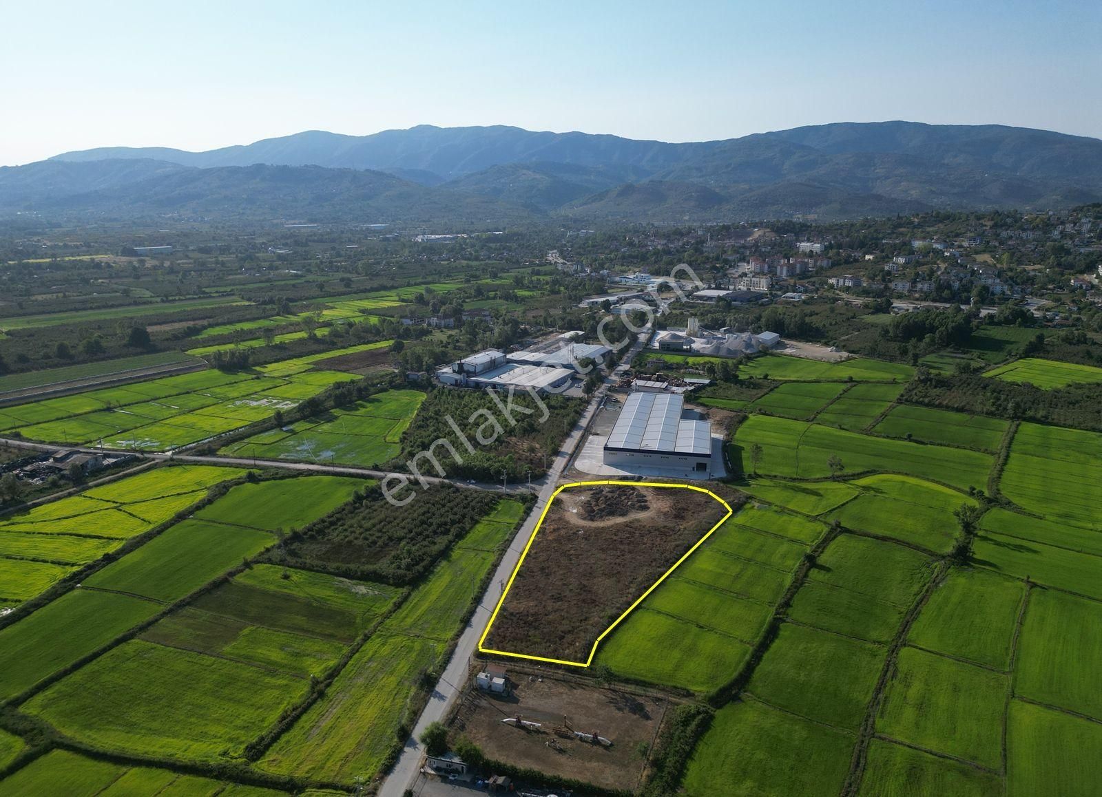 Konuralp'te 8241 M2 Satılık Ticari İmarlı Arsa