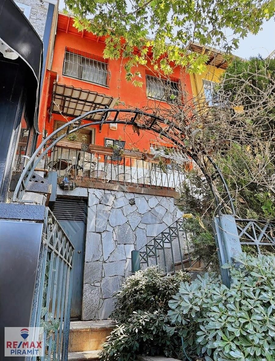 Akat Mahallesi' Nde 250 M2 Arsa İçinde Satılık Villa