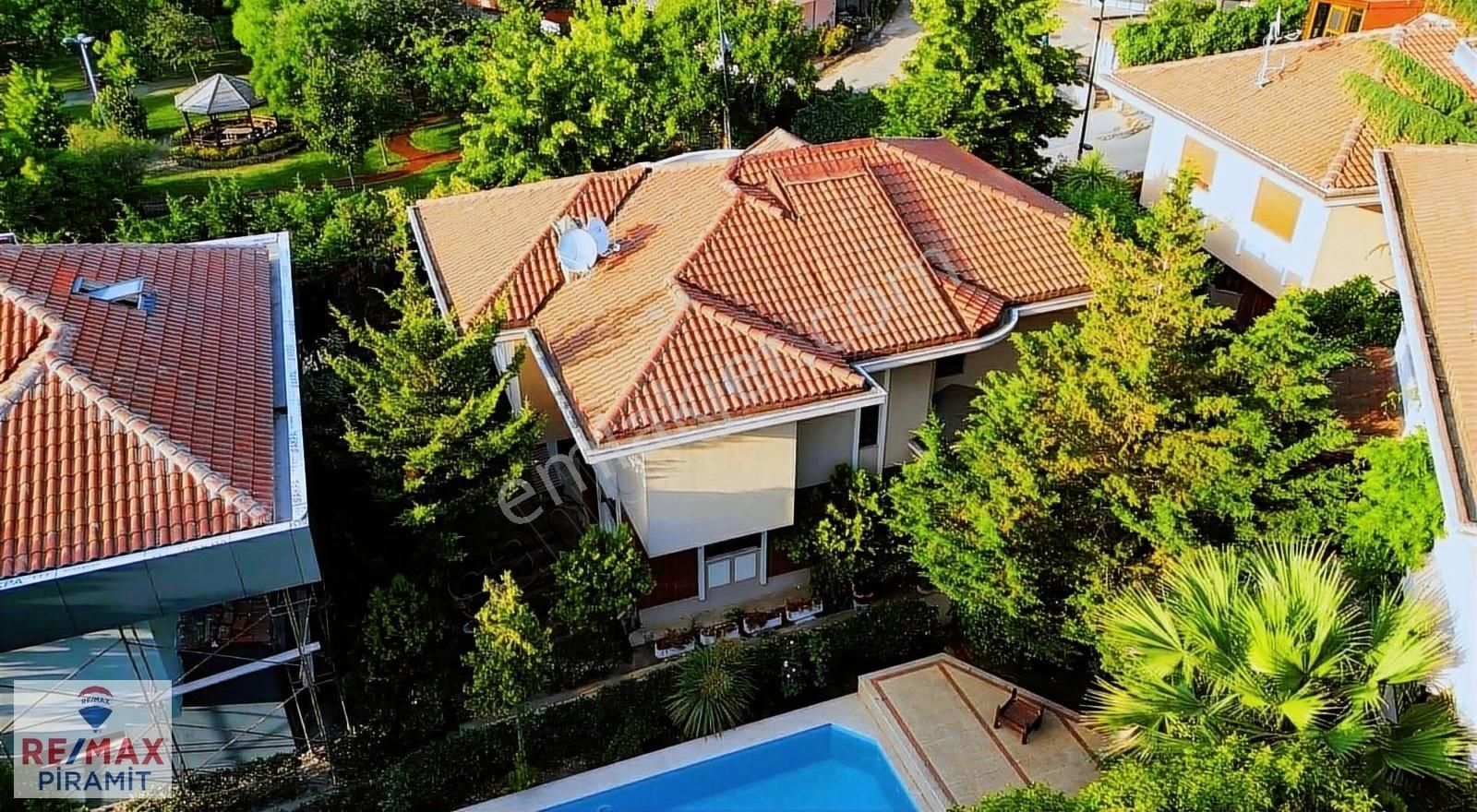 Çengelköy'ün İncisi Dervişoğlu Vilarında Satılık 5+2 Villa