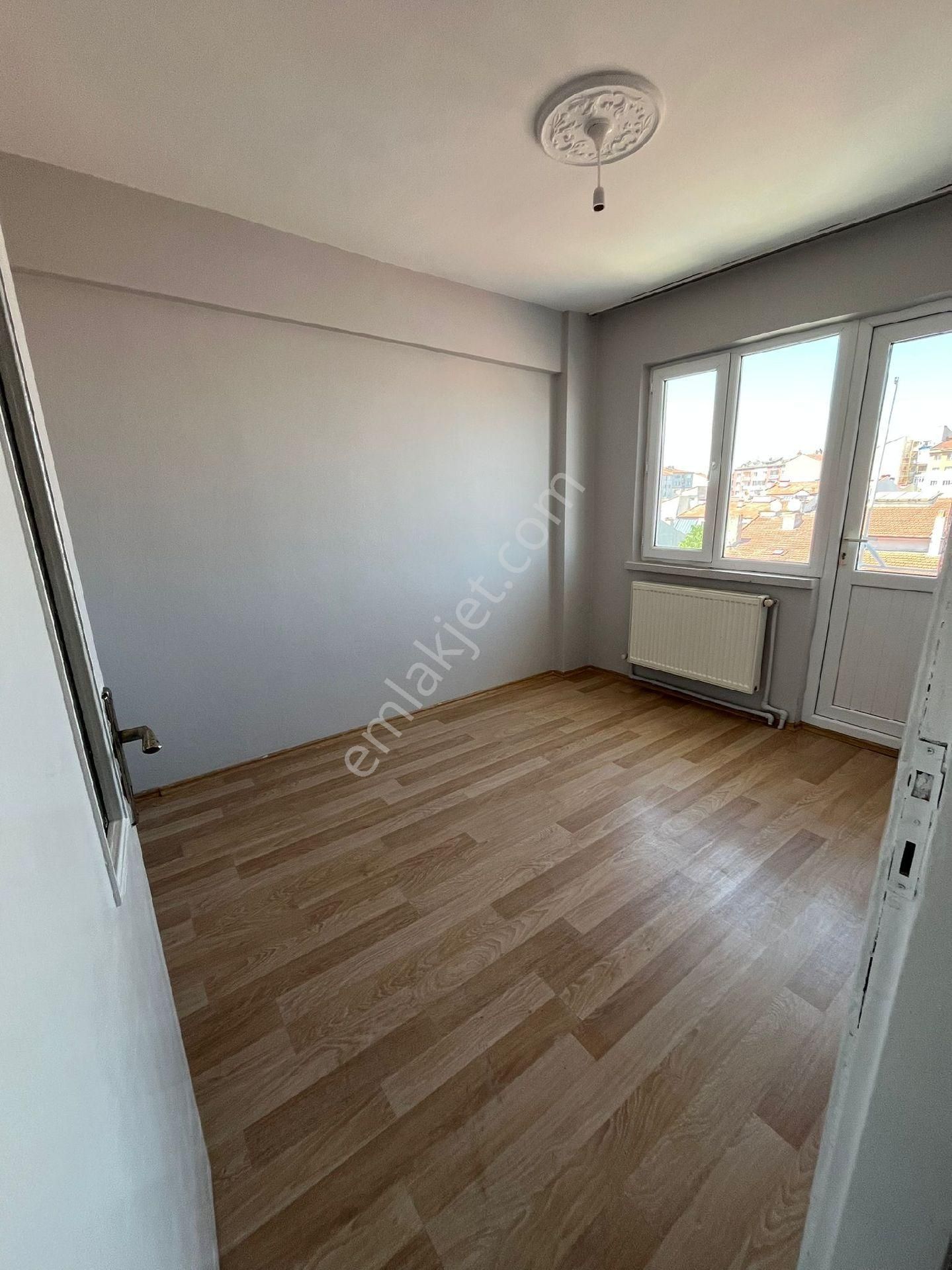 Işıklar Mahallesi Kırım Caddesi Üstü Kiralık Asansörlü Balkonlu Güney Cephe Daire