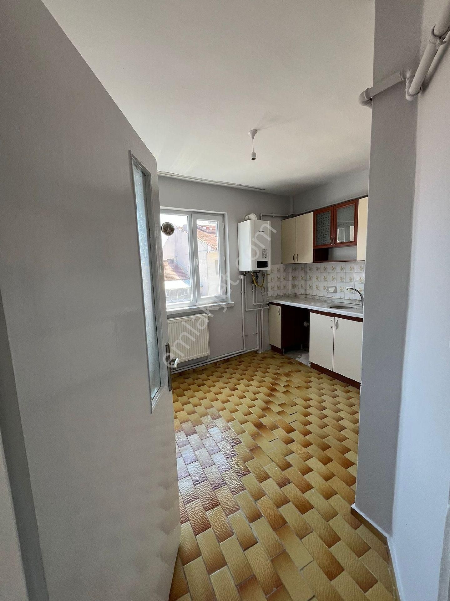 Işıklar Mahallesi Kırım Caddesi Üstü Kiralık Asansörlü Balkonlu Güney Cephe Daire - Görsel 3