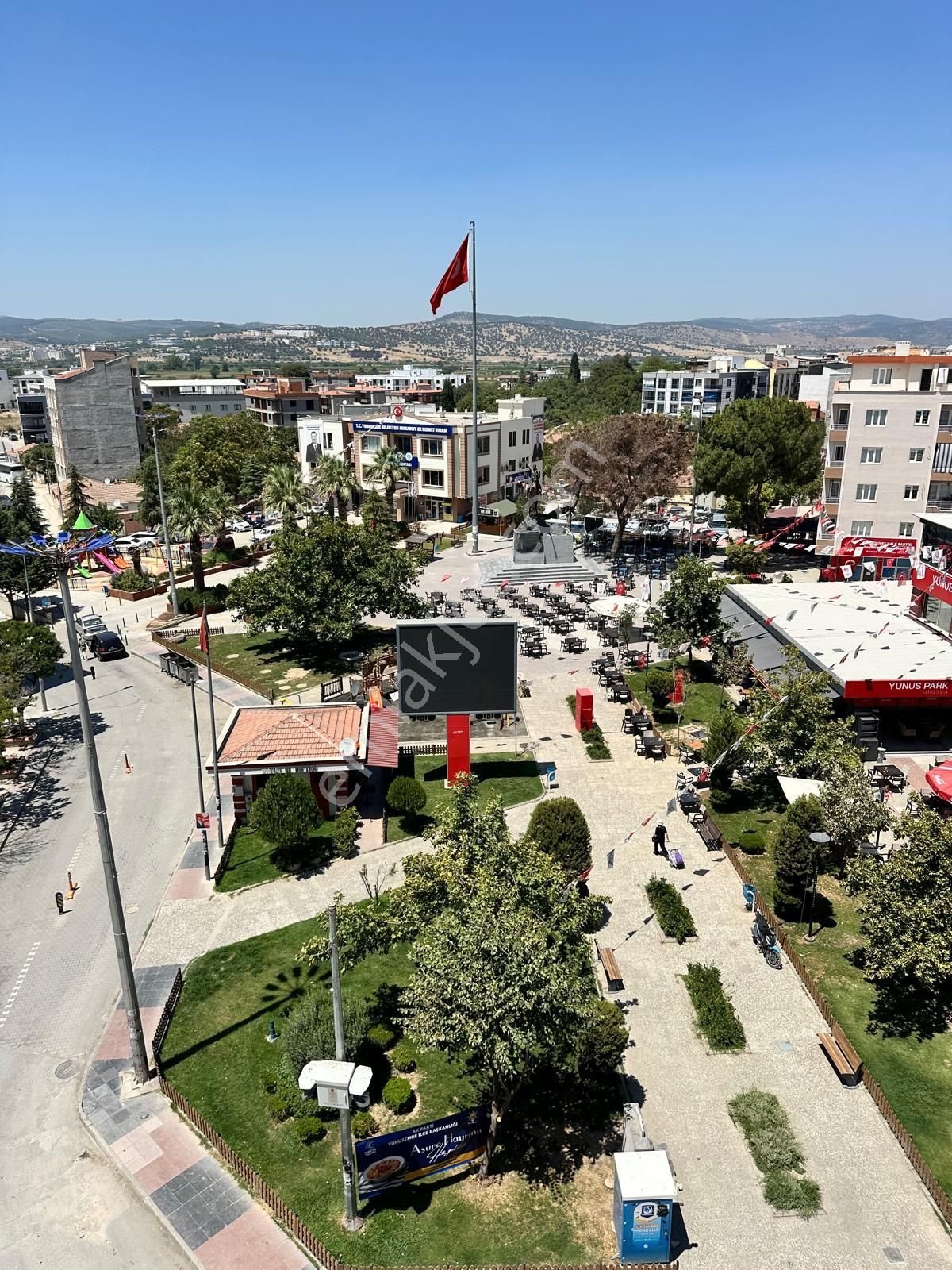 Zeki Emlak'tan Muradiye'de Cadde Üzerinde 3+1 Satılık Daire