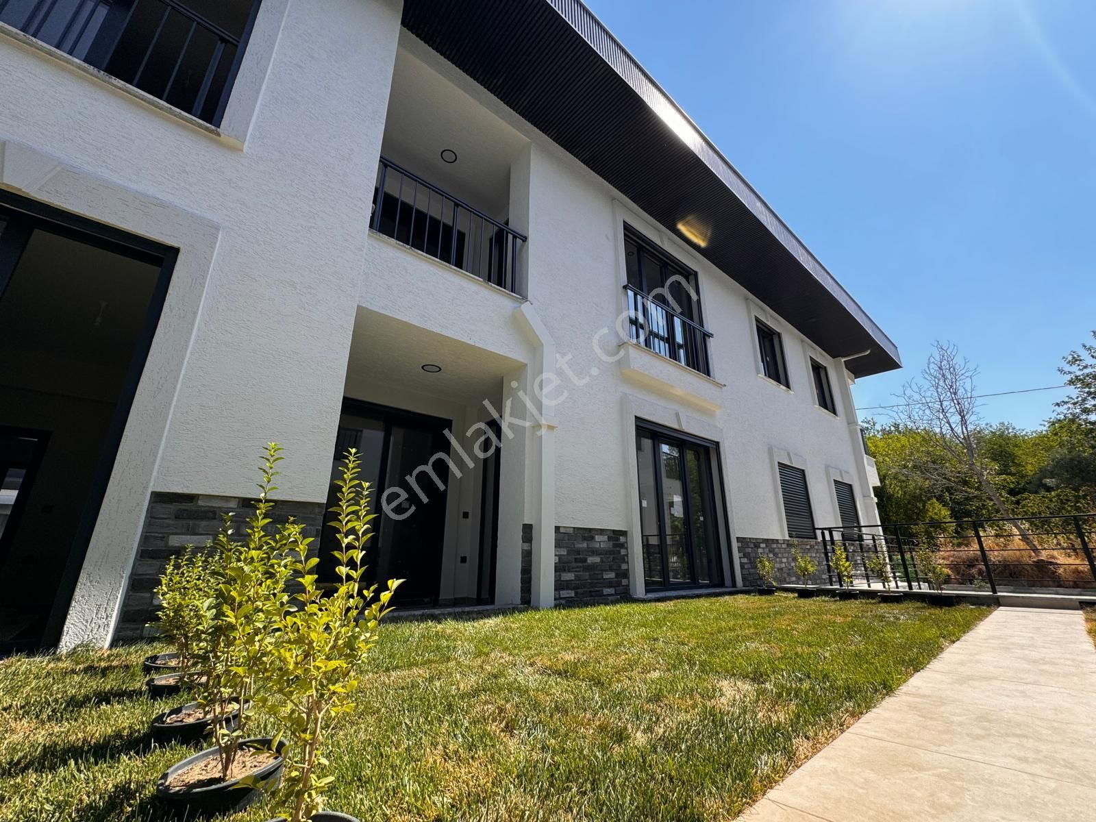 Güre Çamlıbelde Bahçe Kullanımlı Havuzlu Satılık 1+1 Daire