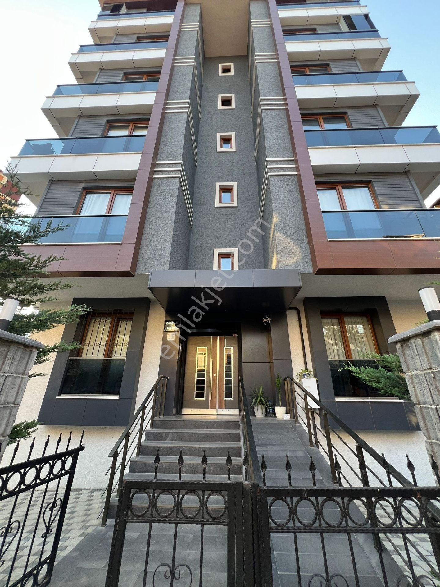 Can Evim'den Altınşehir Mahallesi 2+1 3 Yaşında Ara Katta İskanli Satılık Daire