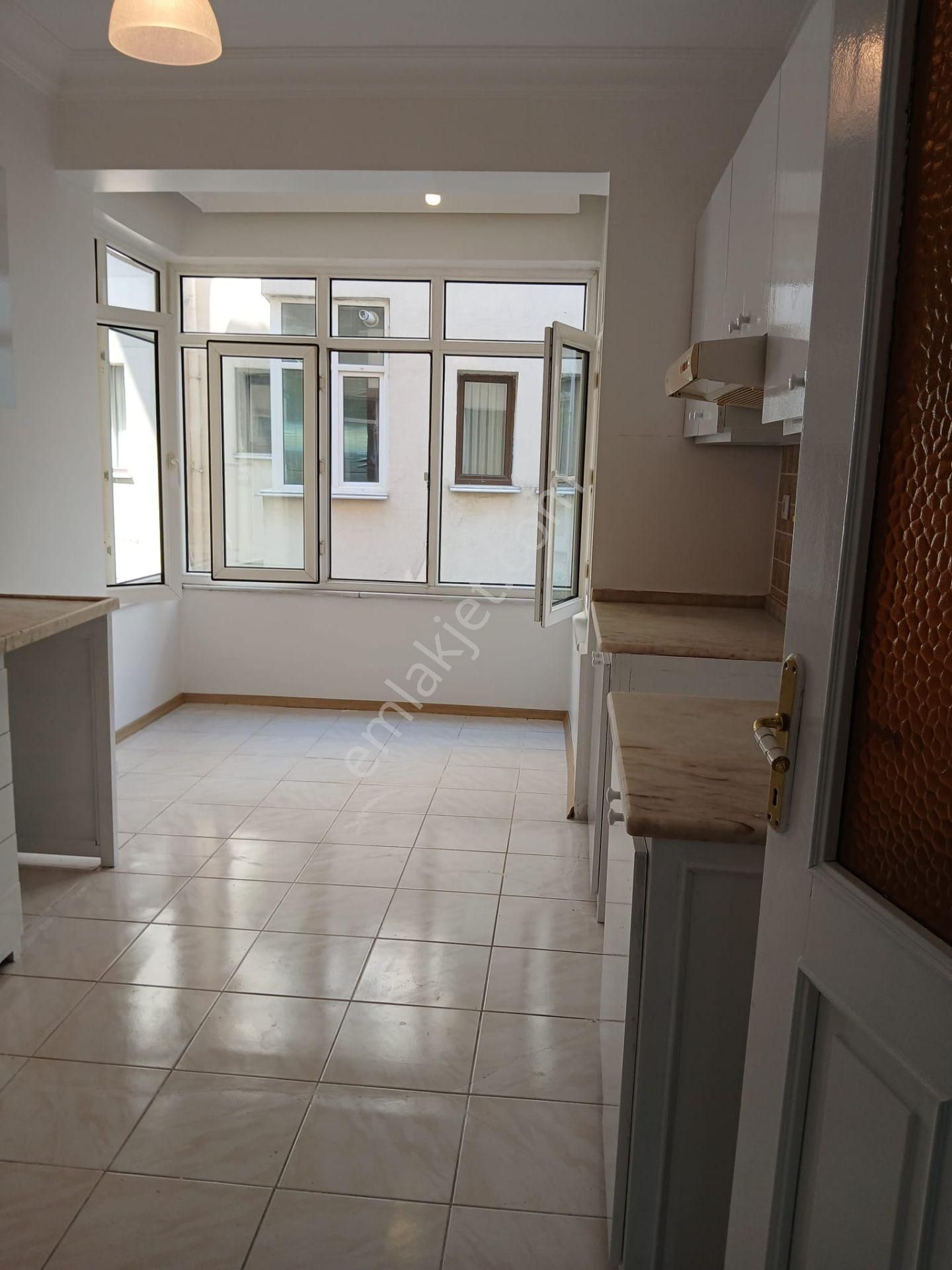 Tarabya Sanatçılar Sitesinde 2+1 120 Metrekare Sıfırlanmış Kiralık Daire