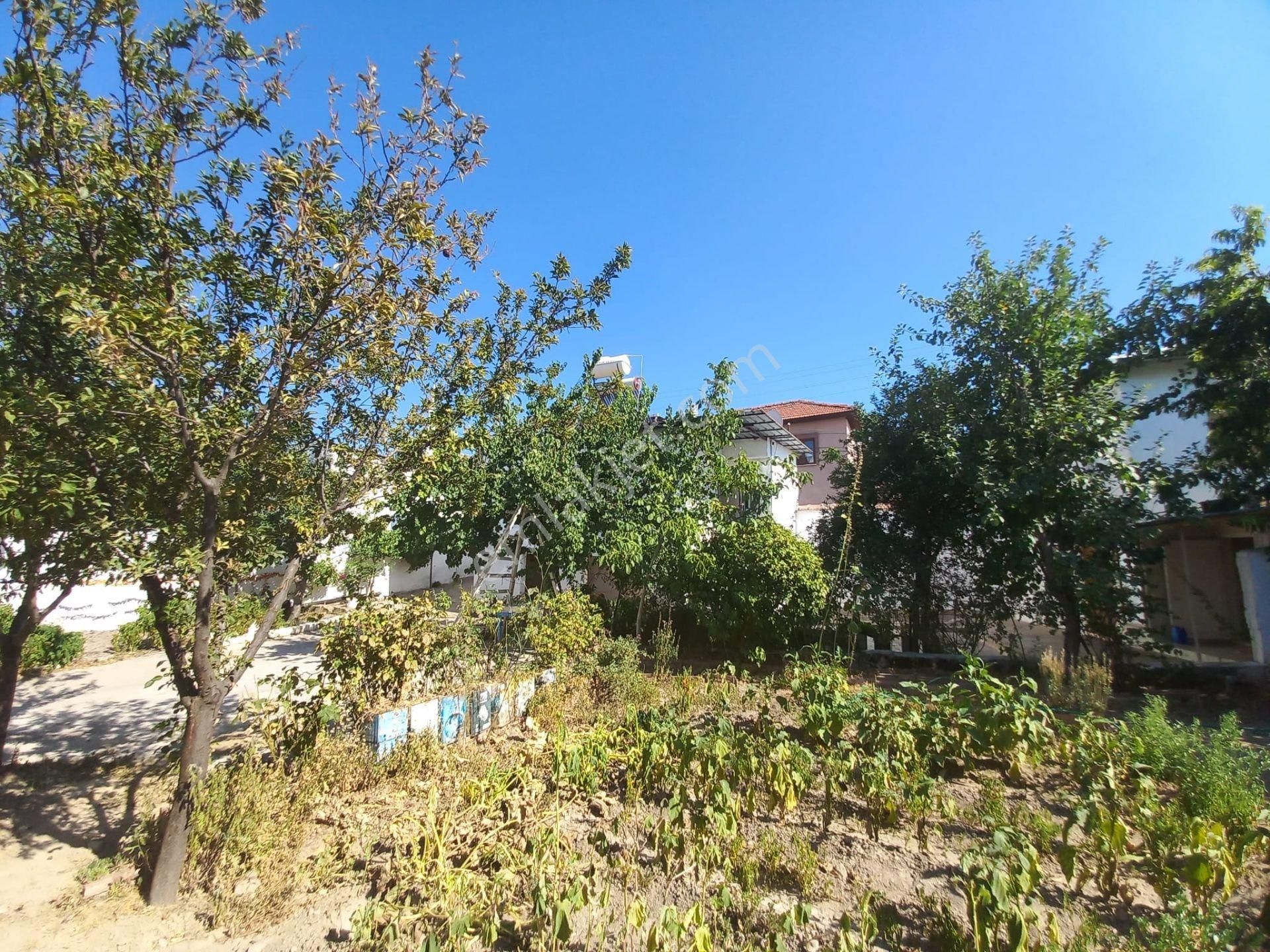 Torbalı Çakırbeyli Köyünde Toplam 470 M2 Arsada 2 Adet Köy Evi-satılık