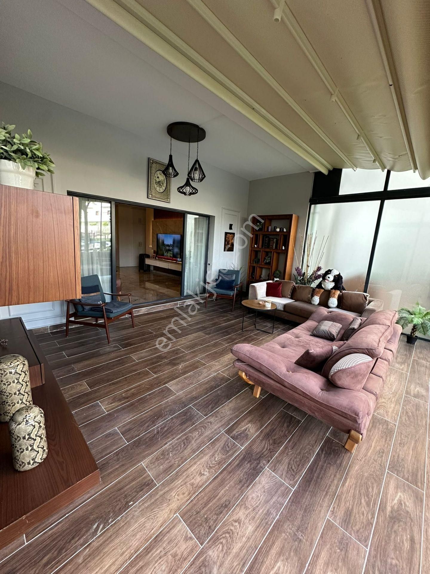 Esenyurt Zafer Mah,terrace Mix Sitesi'nde Kiralik Daire 190 M2 Bahçeli 2+1