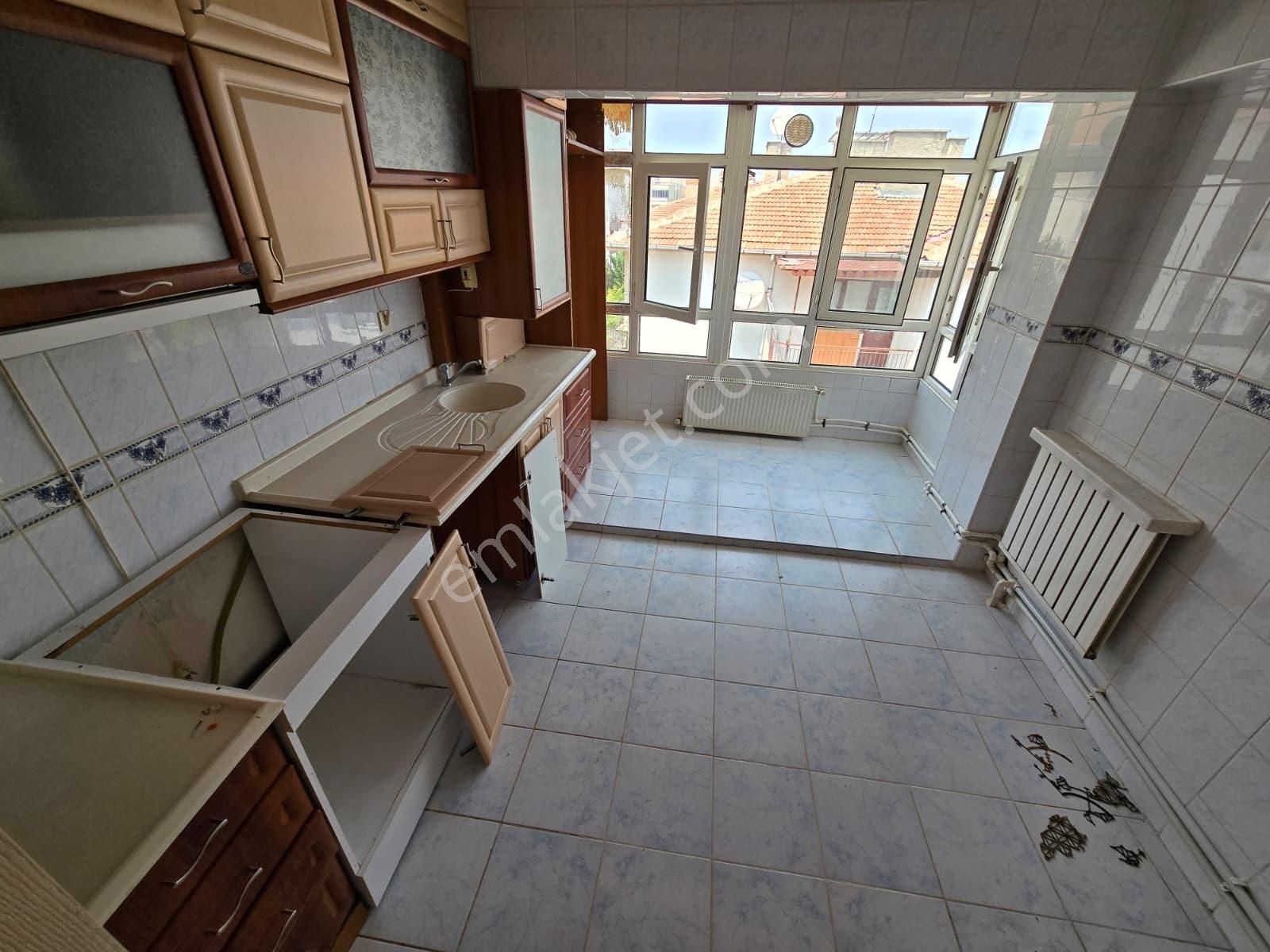 ** Malazgirt Mah'de 12. Cadde Yakını 3+1 Katta Geniş Kiralık Daire**
