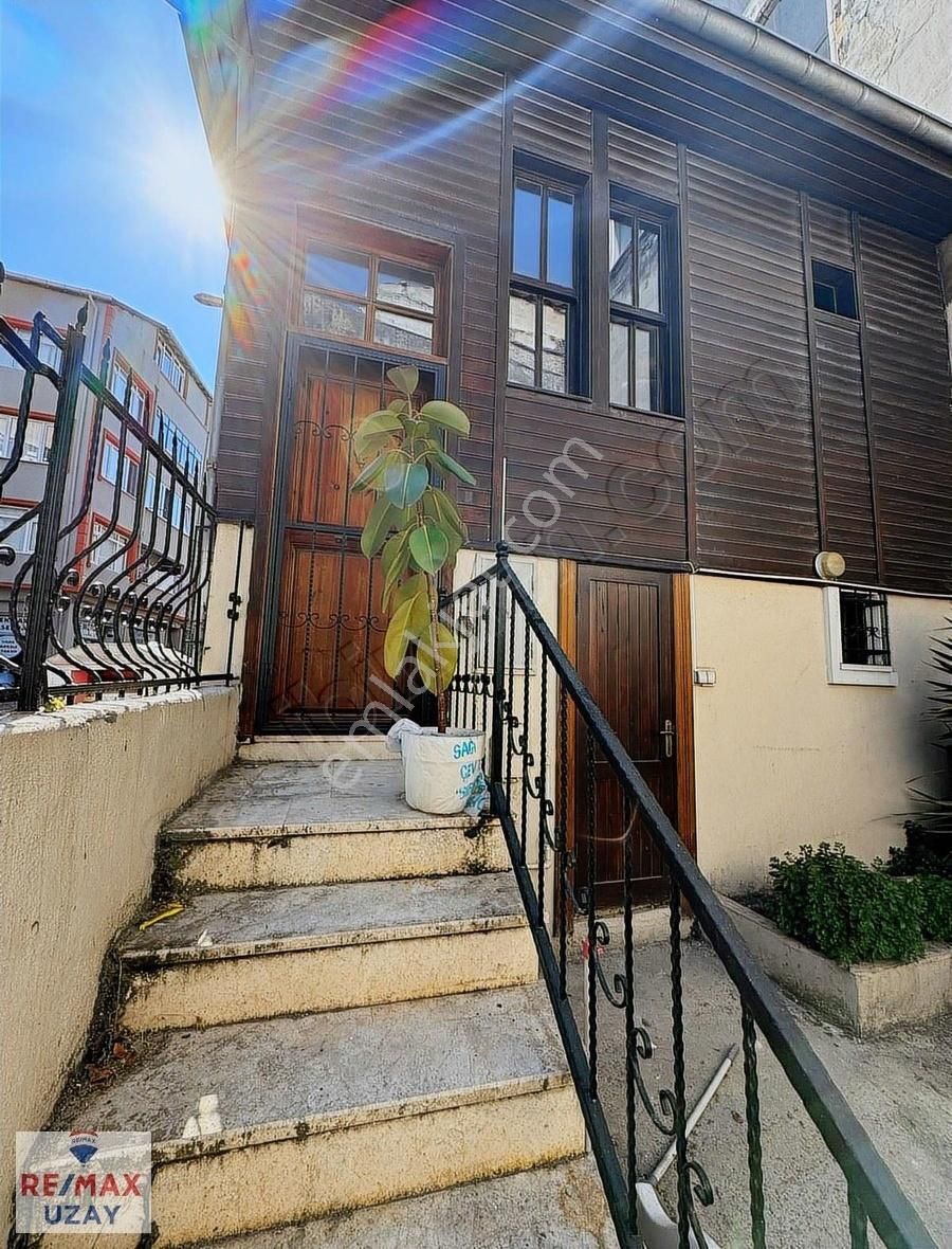 Fatih Şehrimininde Köşebaşı, Eşyalı, Bahçeli 2 Katlı Kiralık