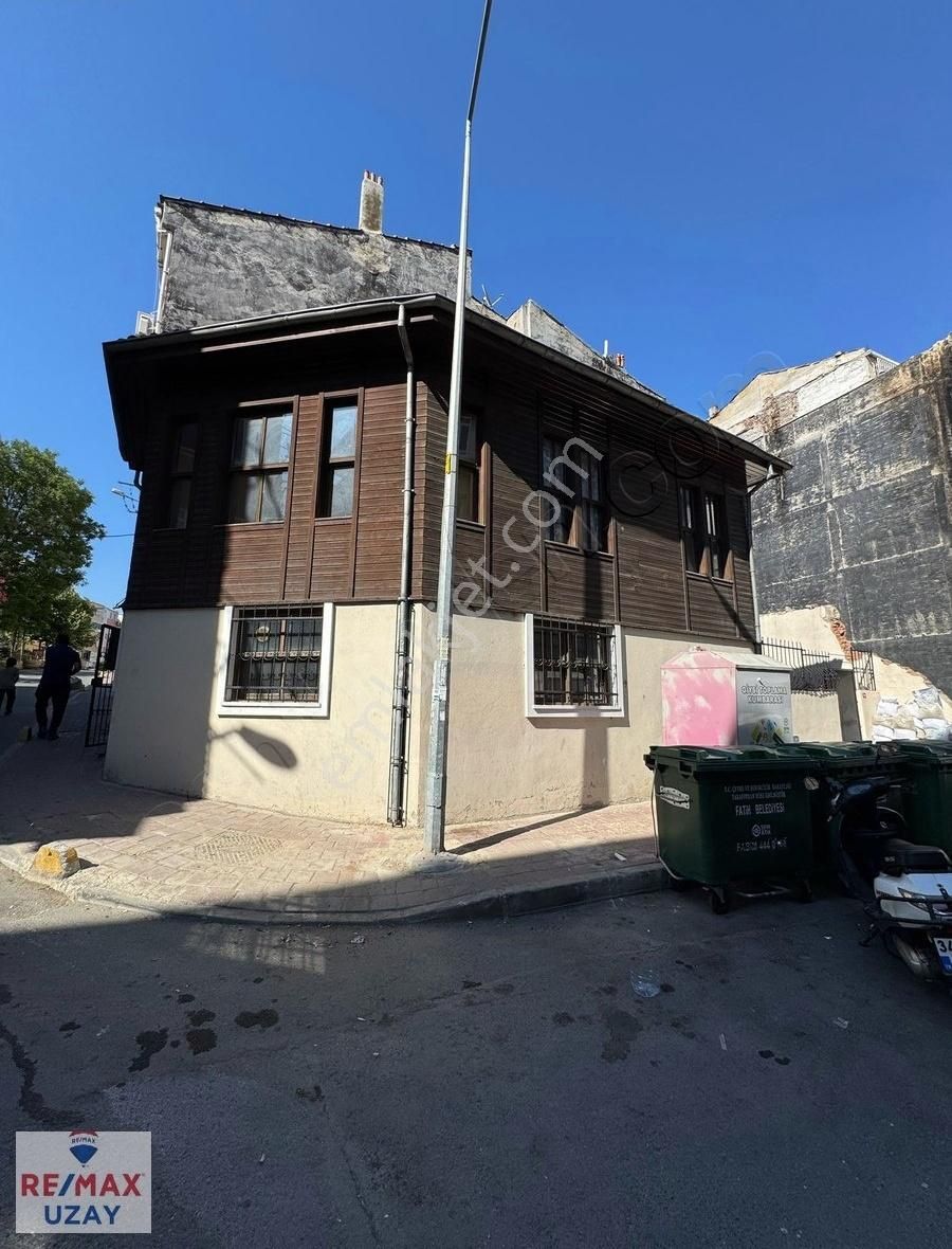 Fatih Şehrimininde Köşebaşı, Eşyalı, Bahçeli 2 Katlı Satılık
