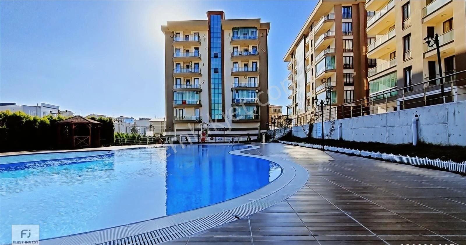 Silivri Yeni Mahalle'de Havuz Cephe Satılık 1+1 Ferah Daire
