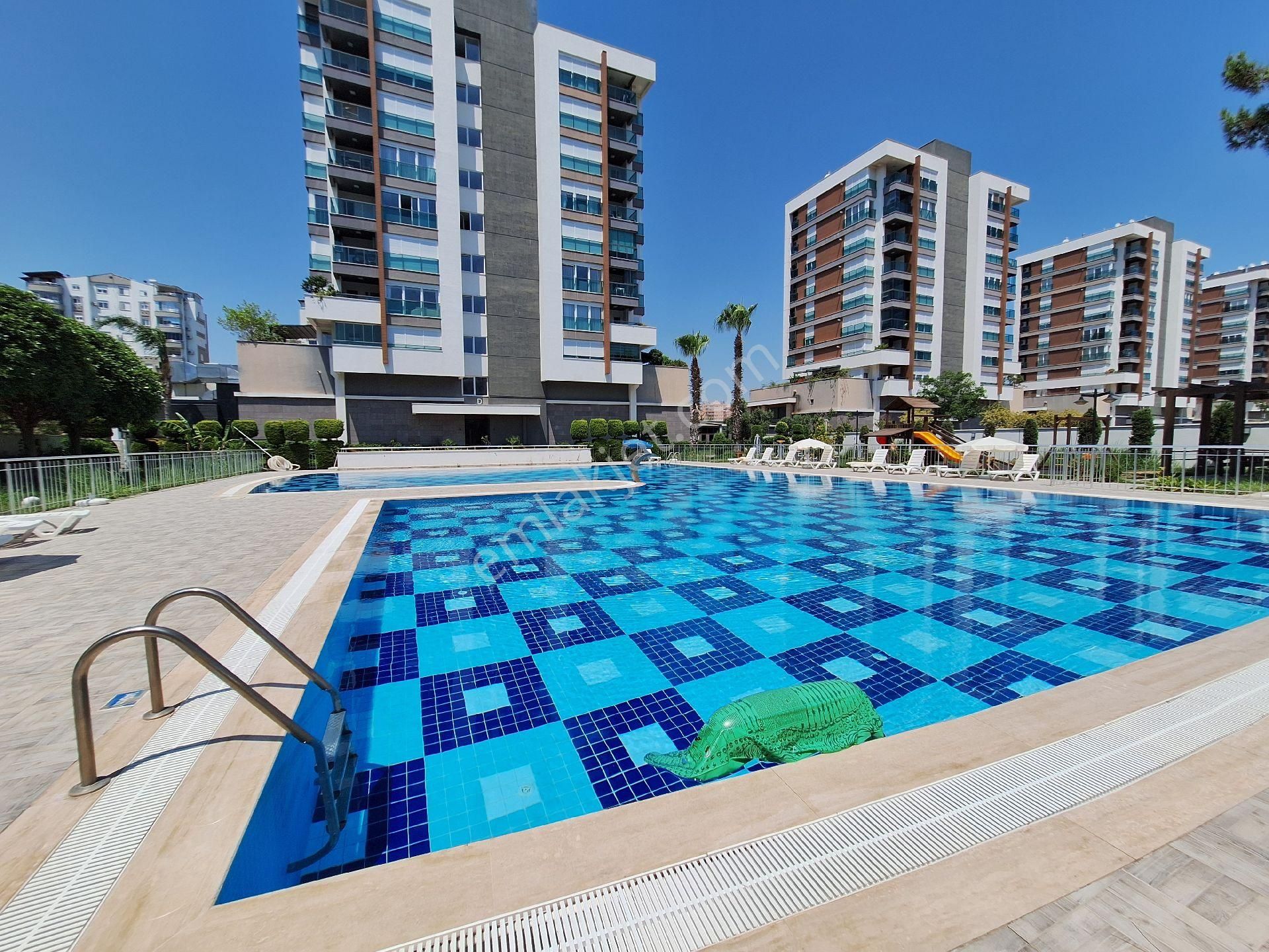 Antalya Konyaaltı Incalı Mahallesinde Güvenlikli Havuzlu Site İçinde Merkezi Isıtma Sistemli 3+1