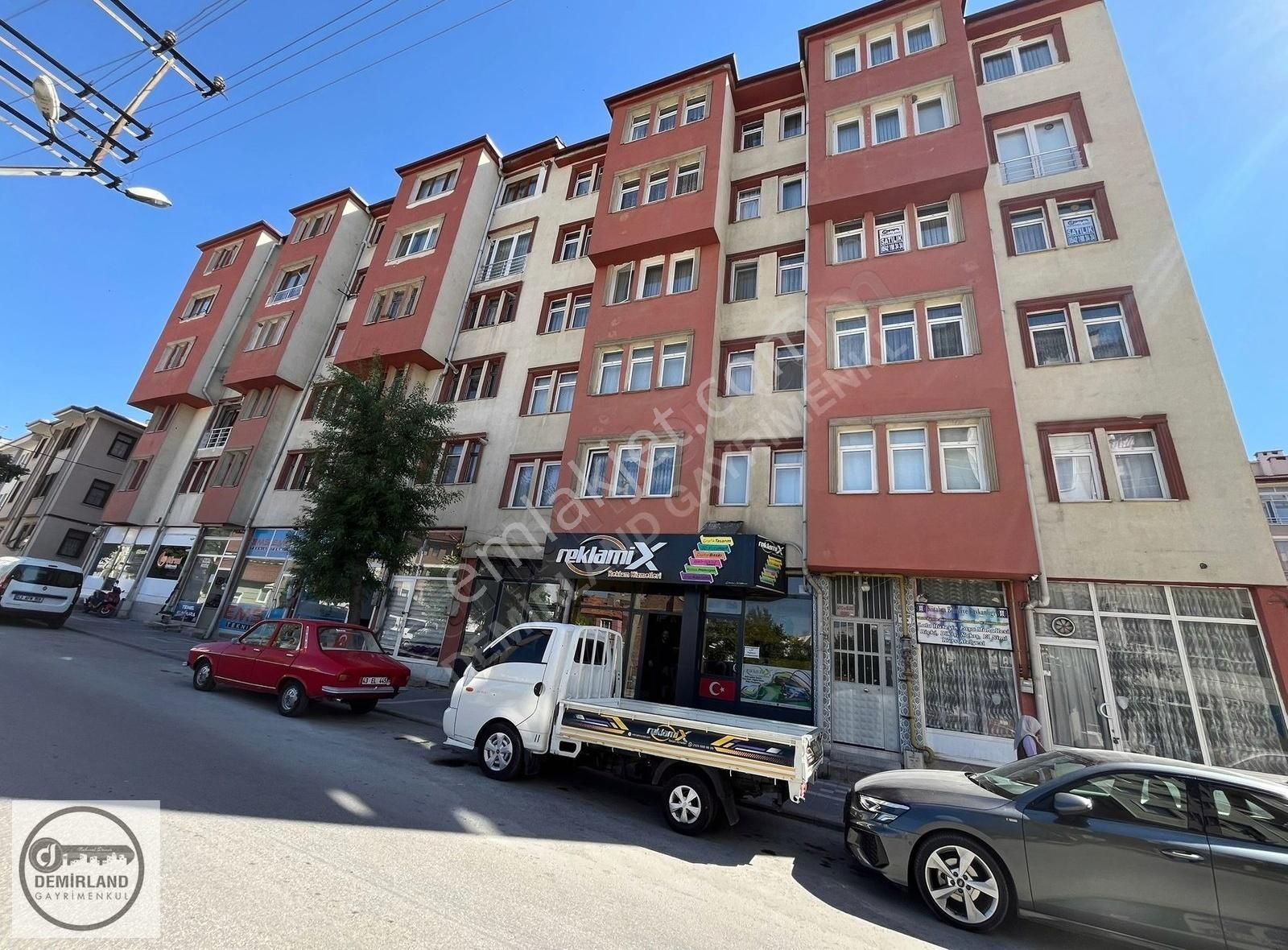 Demirland'dan Satılık Kıbrıs Caddesinde Bakımlı Arakat 3+1 Daire