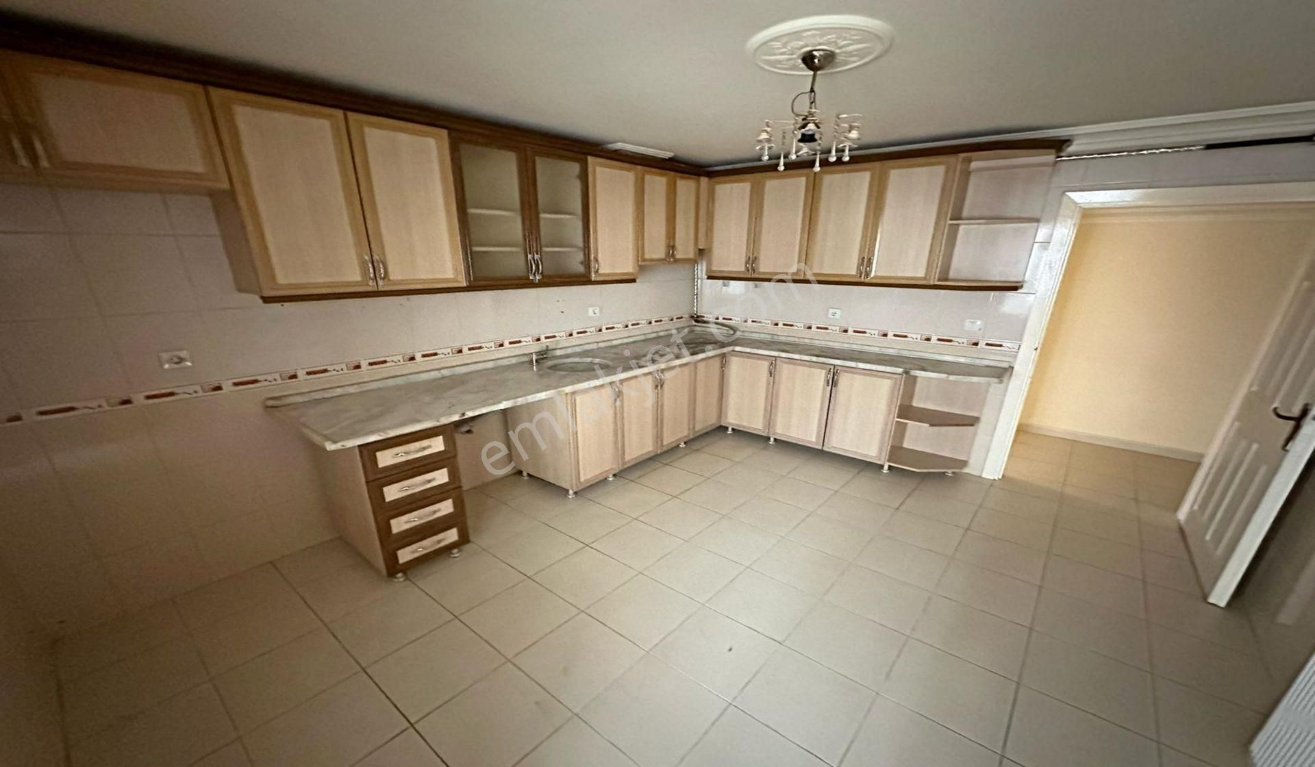 Atapark Merkezde 4+1 140m2 Asansörlü Taşınmaya Hazır