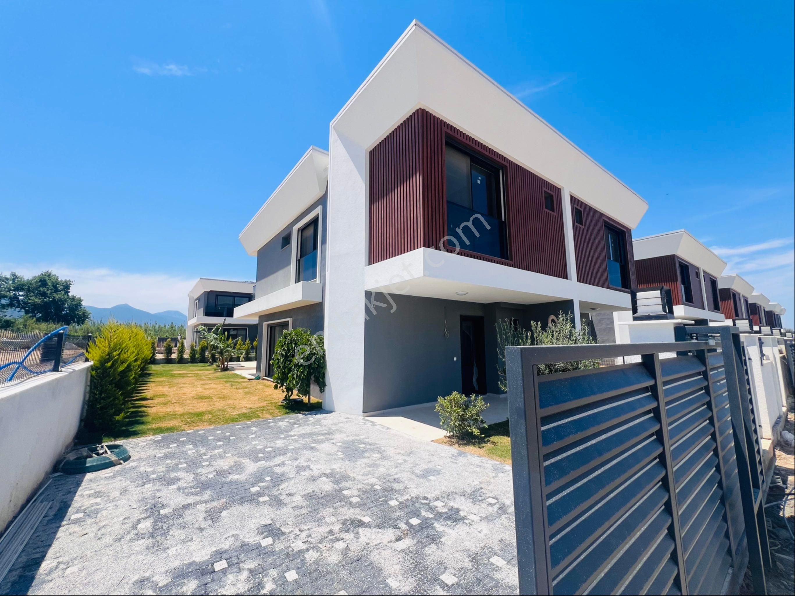 Davutlar Da 3+1 Özel Havuzlu Sıfır Villa