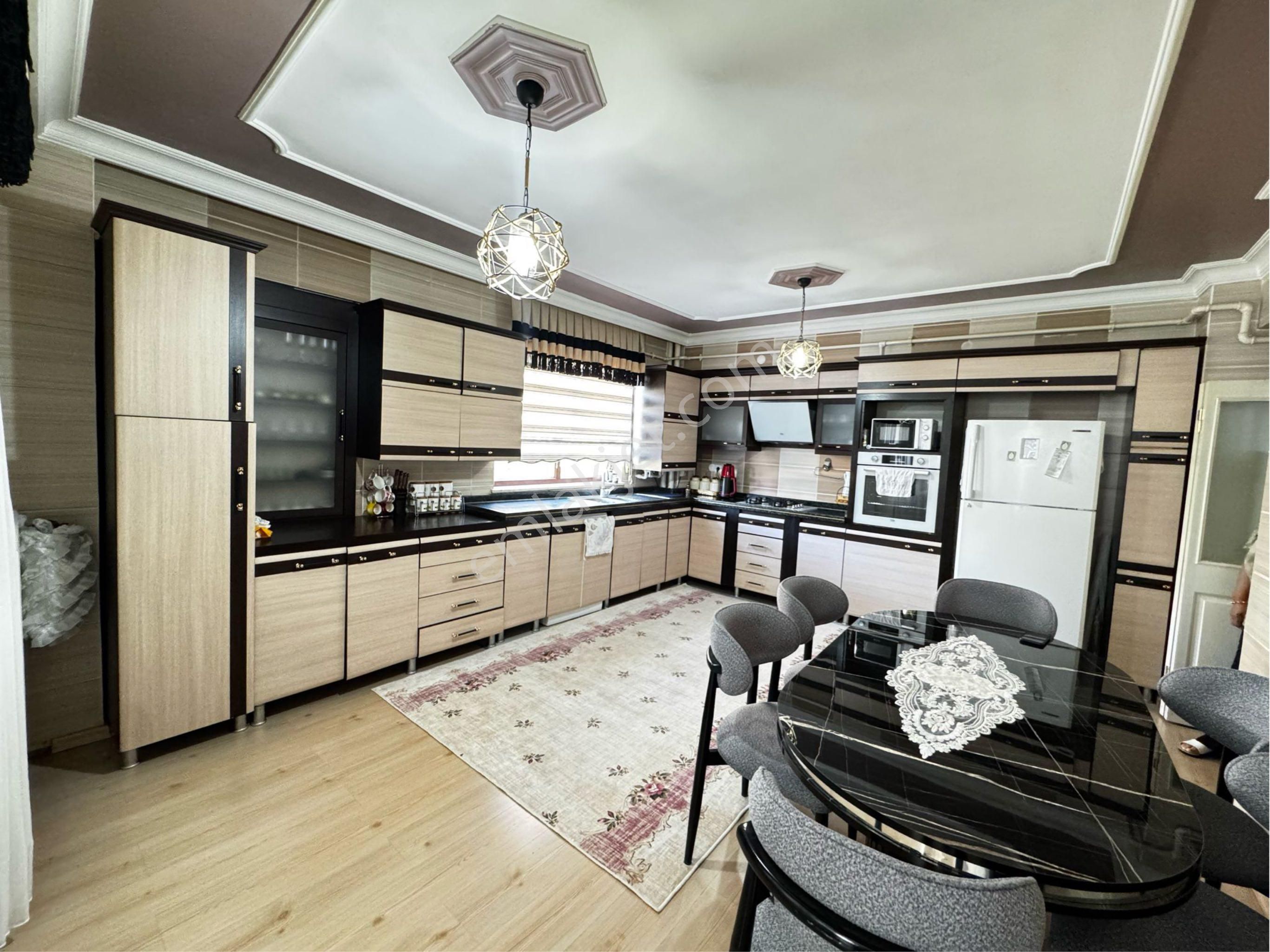 Dünya Kavşağı Civarı Çok Acil Satılık 4+1 Daire