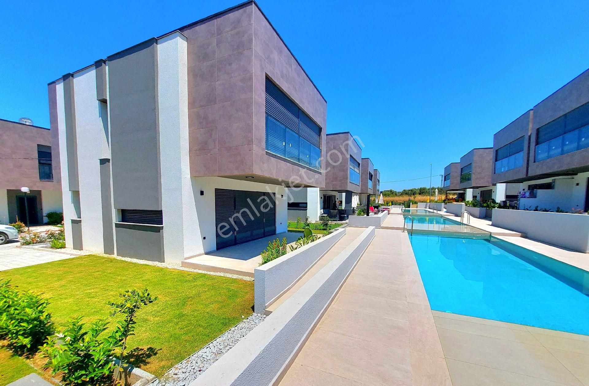 Kuşadasında Havuzlu Sitede Özel Otoparklı Tek Müstakil Sıfır Villa