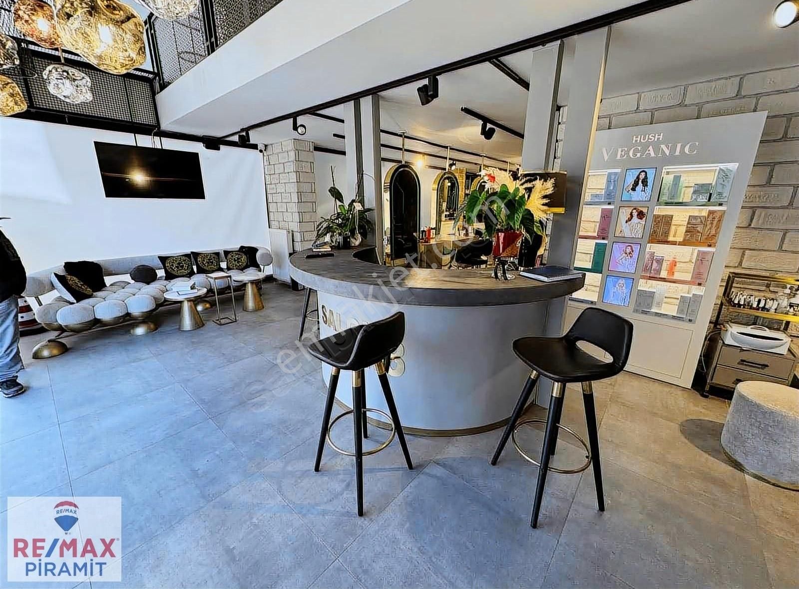 Kadıköy Acıbadem Mh. Sayarardı Cadde Üstü 245 M2 Dükkan !!!