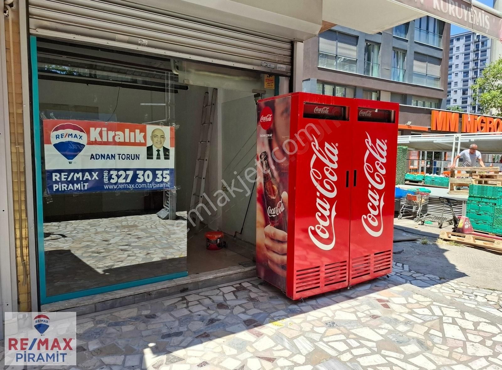 Kadıköy Göztepe Çarşı'da 16 M2 Kiralık Köşe Dükkan