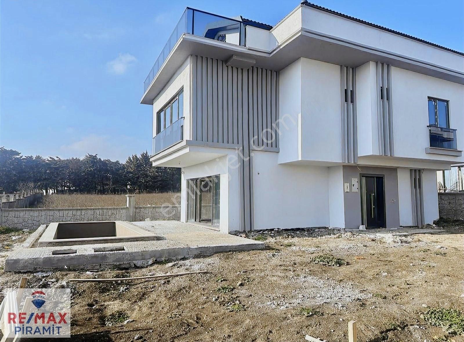 Celaliye'de Havuzlu Tripleks Villa