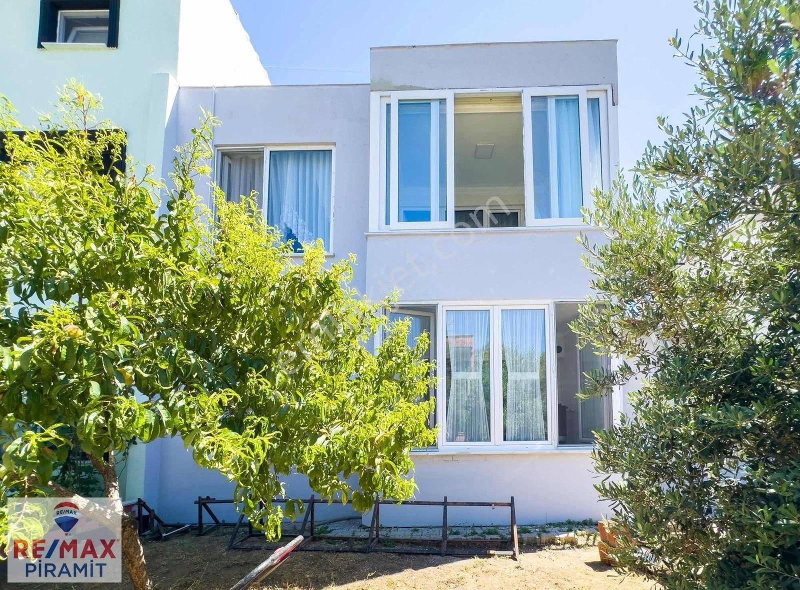Abrozda Plaja 150 M Bahçeli Teraslı Yenilenmiş Villa