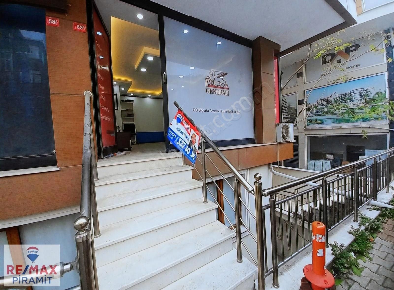 Üsküdar, Ünalan İsmetpaşa Caddesinde 25 M2 Satılık Dükkan