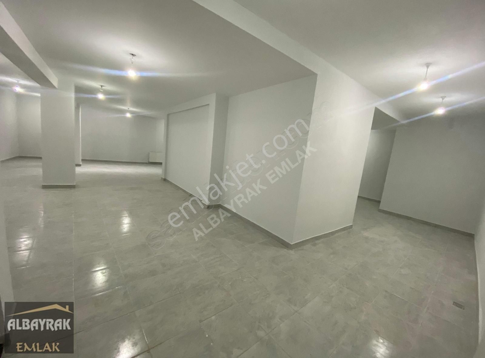 Albayrak'tan Alemdağ Caddesine Köşebaşı 295m² Kiralık Dükkan