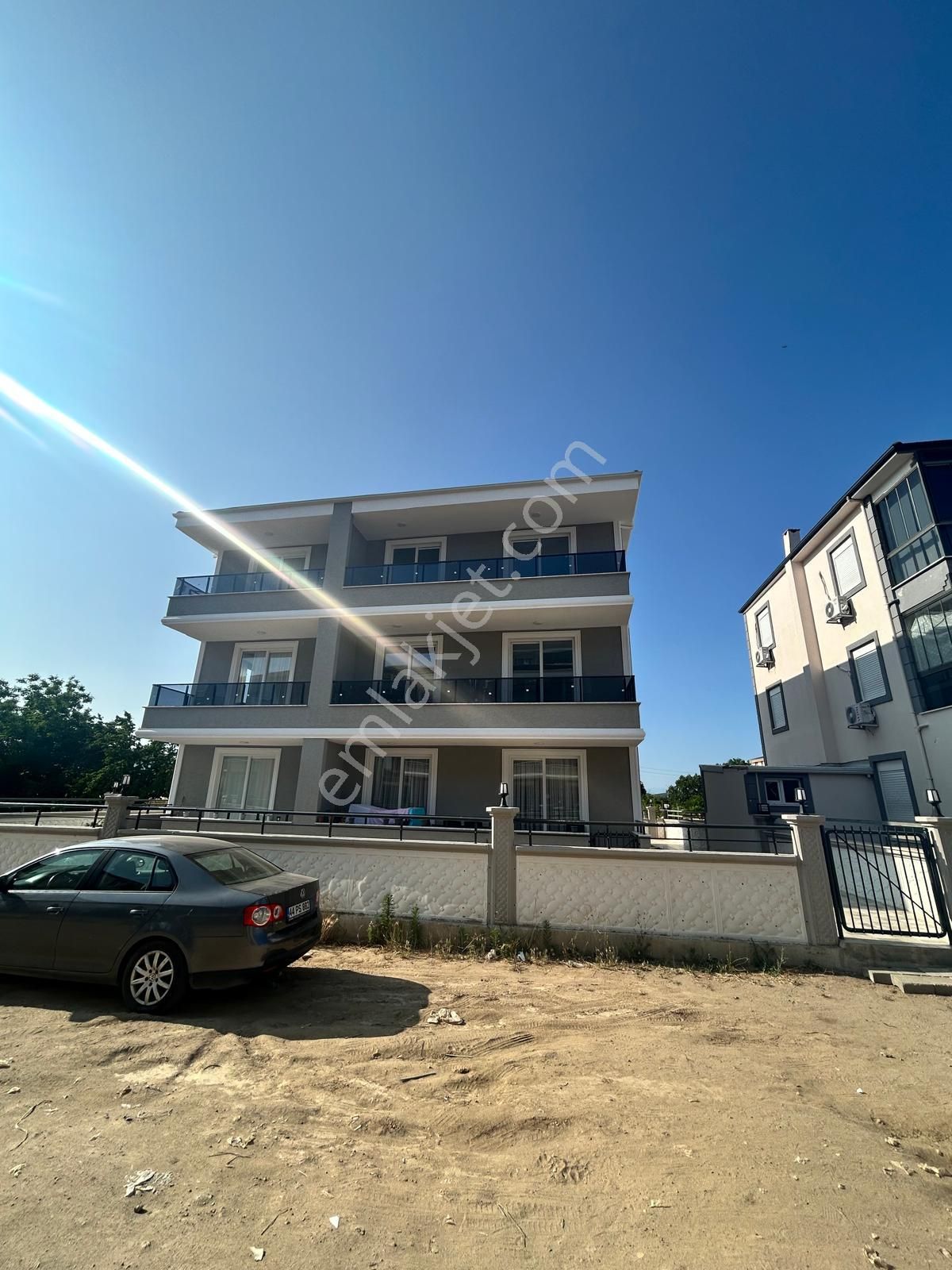 Ayvalık Altınova'da 3 Katlı Binanın 2 Katı 2+1 Sıfır Lüks Daire - Görsel 2