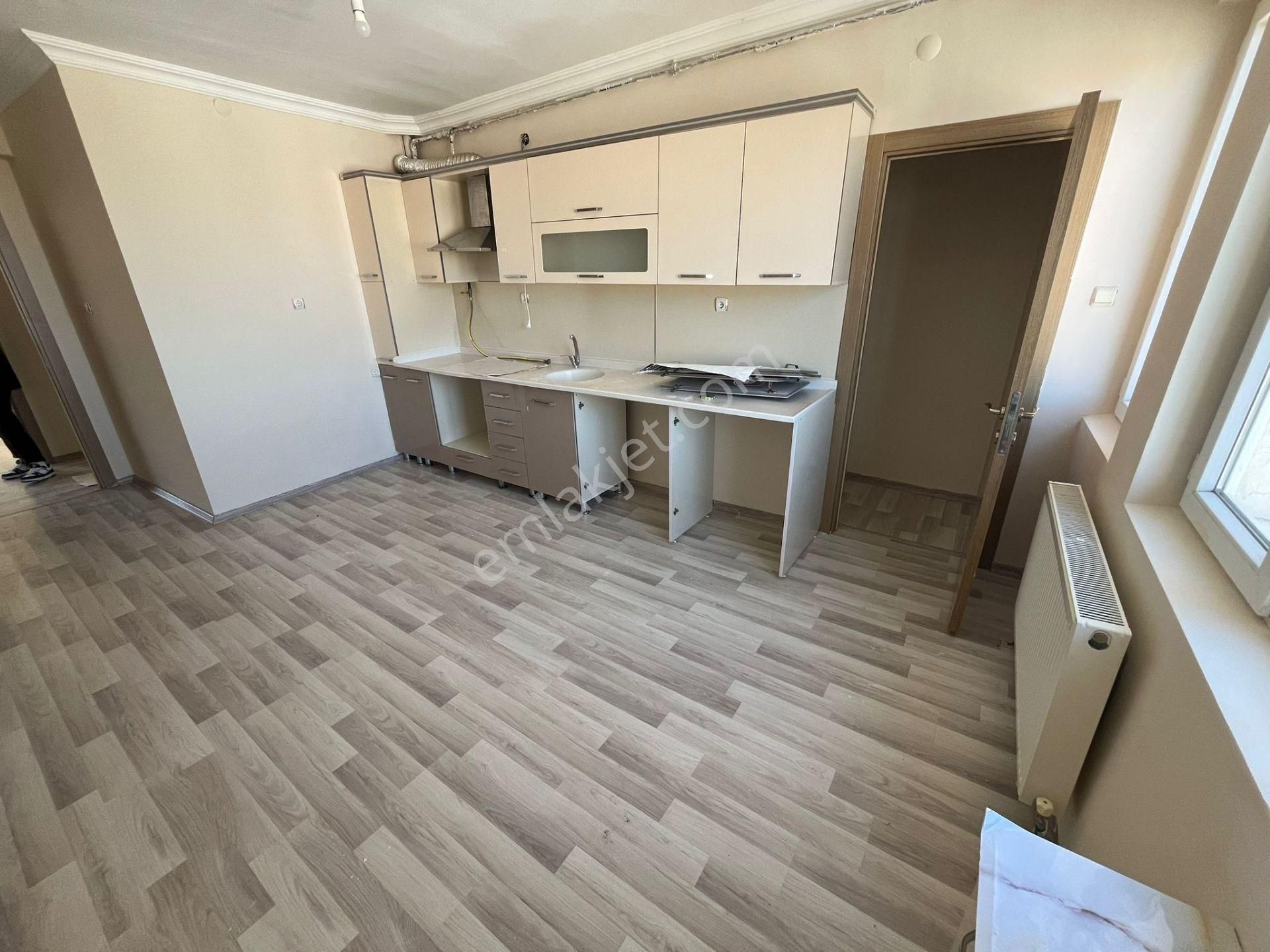 Üniversite Yolunda 3+1 Kiralık Daire**burcu Emlaktan**